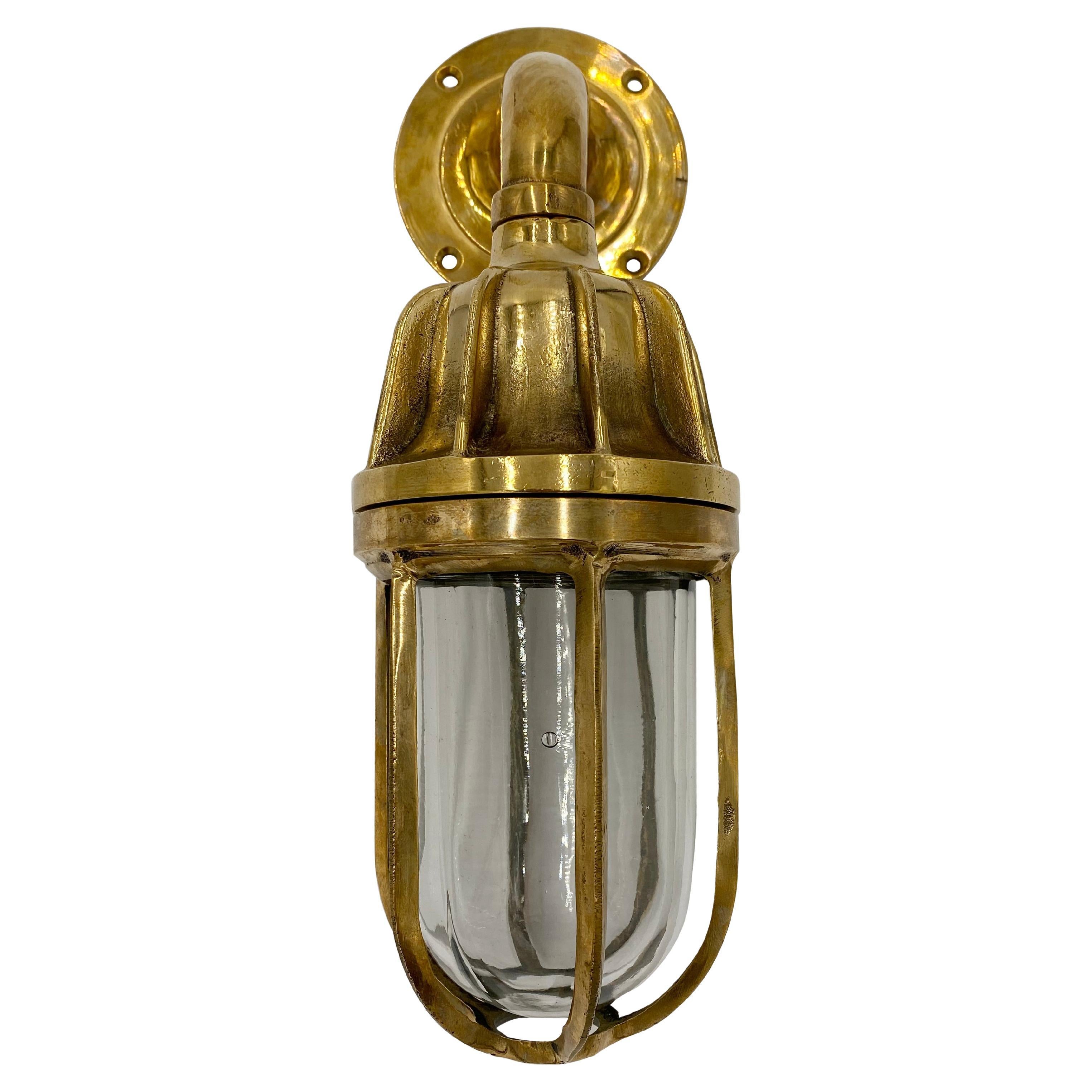 Lampada da nave nautica in ottone con alloggiamento a paletta Qtà disponibile in vendita