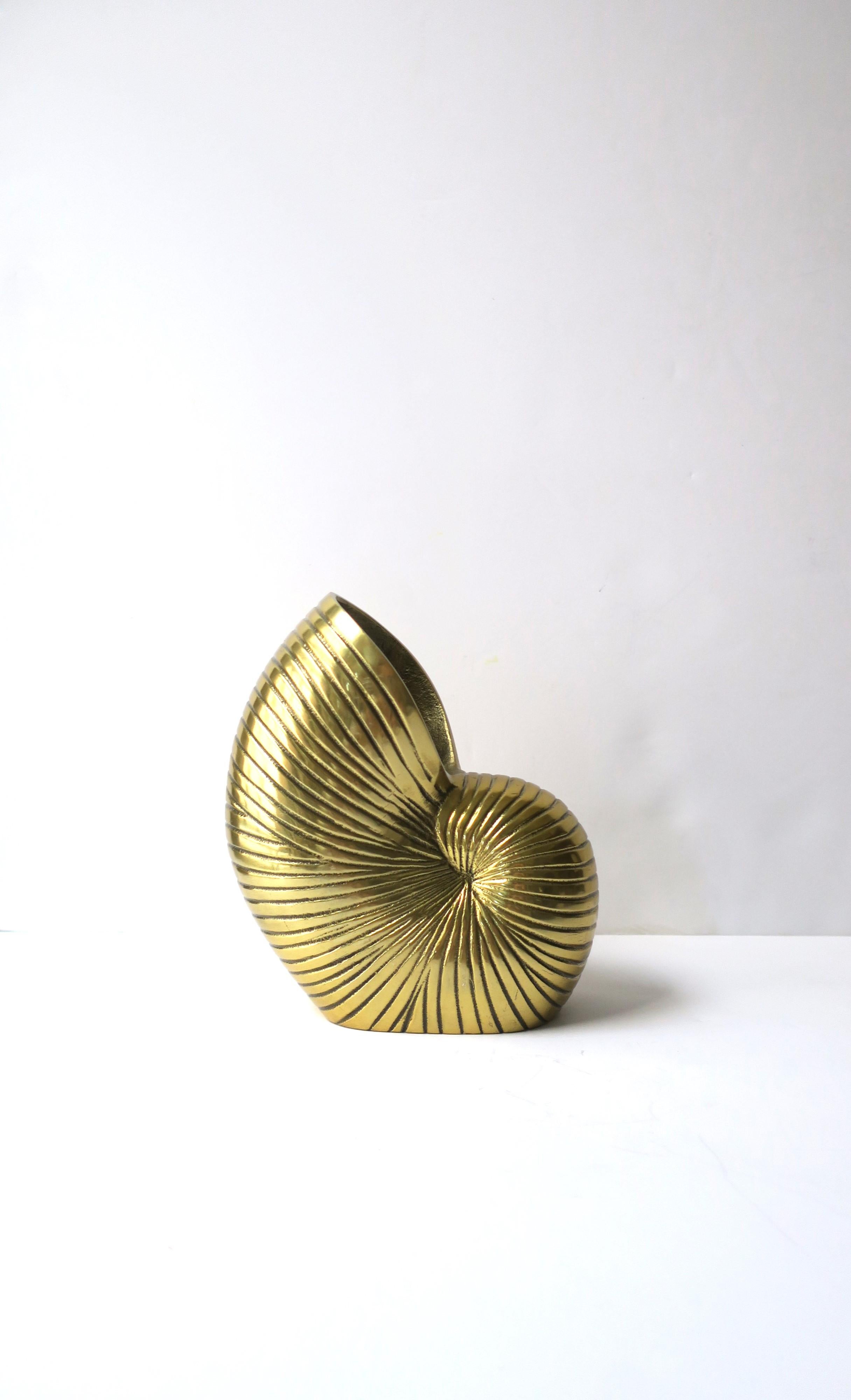 XXIe siècle et contemporain Vase, jardinière ou Objects fors Objects en laiton avec coquillage Nautilus en vente