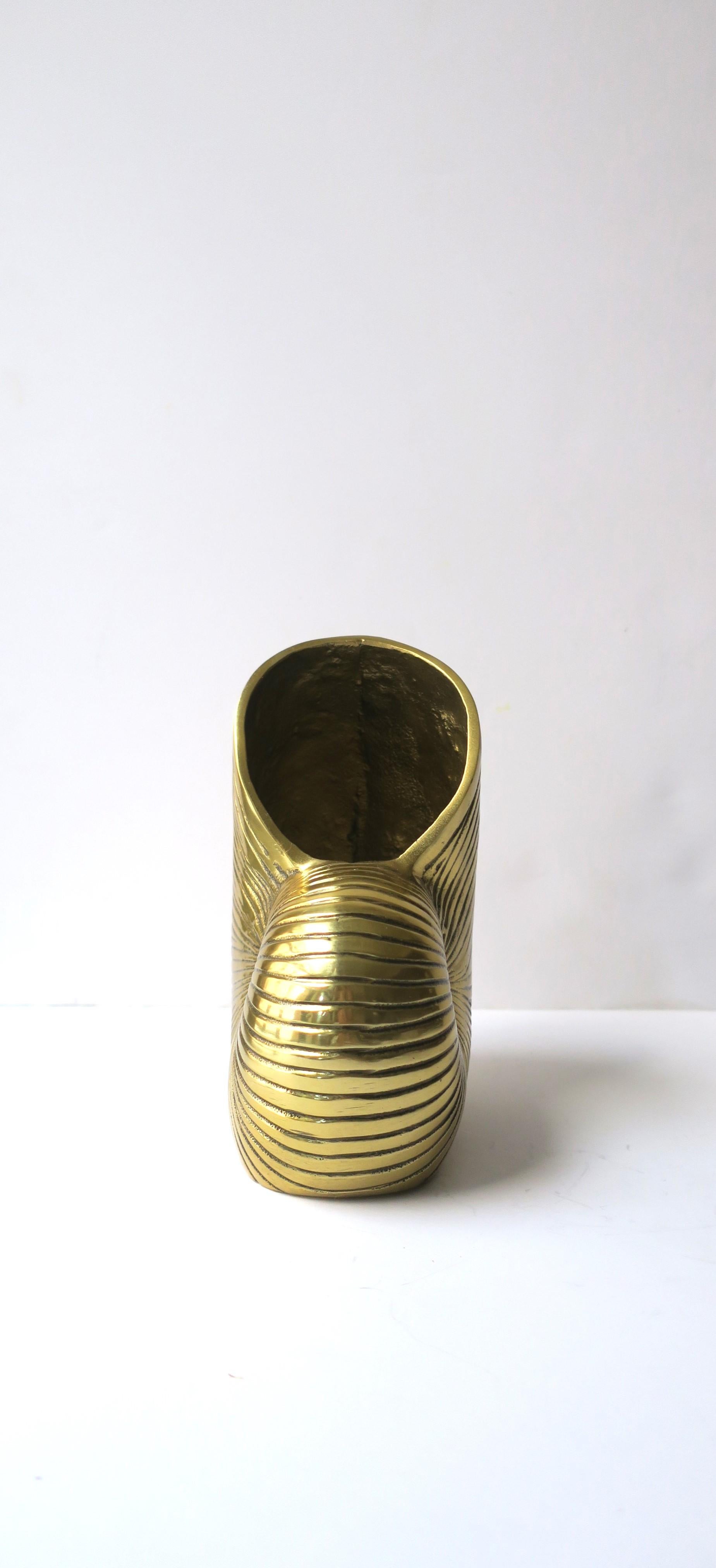 Vase, jardinière ou Objects fors Objects en laiton avec coquillage Nautilus en vente 3