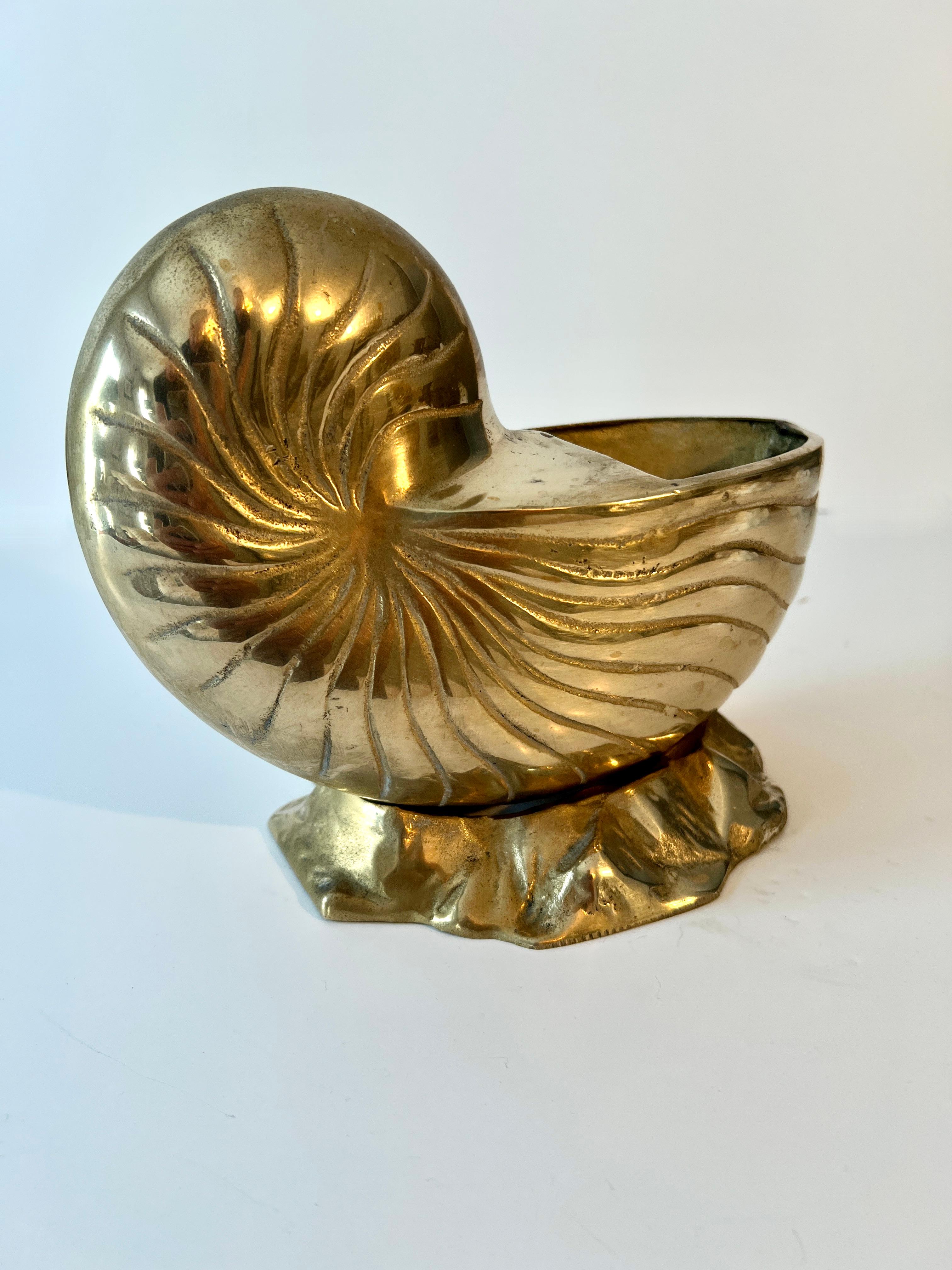 Messing Nautilus Shell Pflanzer oder Jardiniere im Zustand „Gut“ im Angebot in Los Angeles, CA
