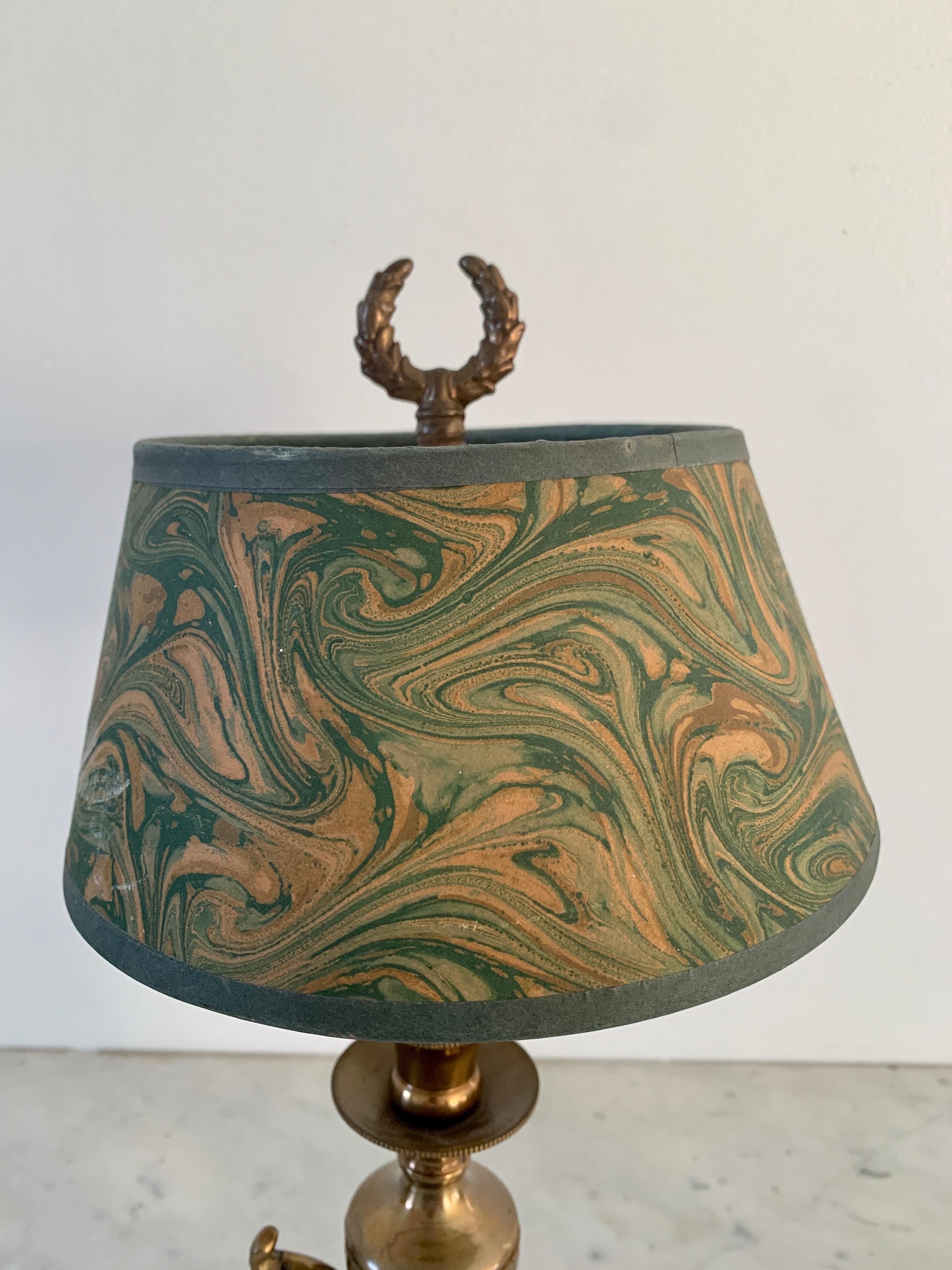 A gorgeous brass Neoclassical style table lamp.

USA, Late-20th century.

Measures: 6.25