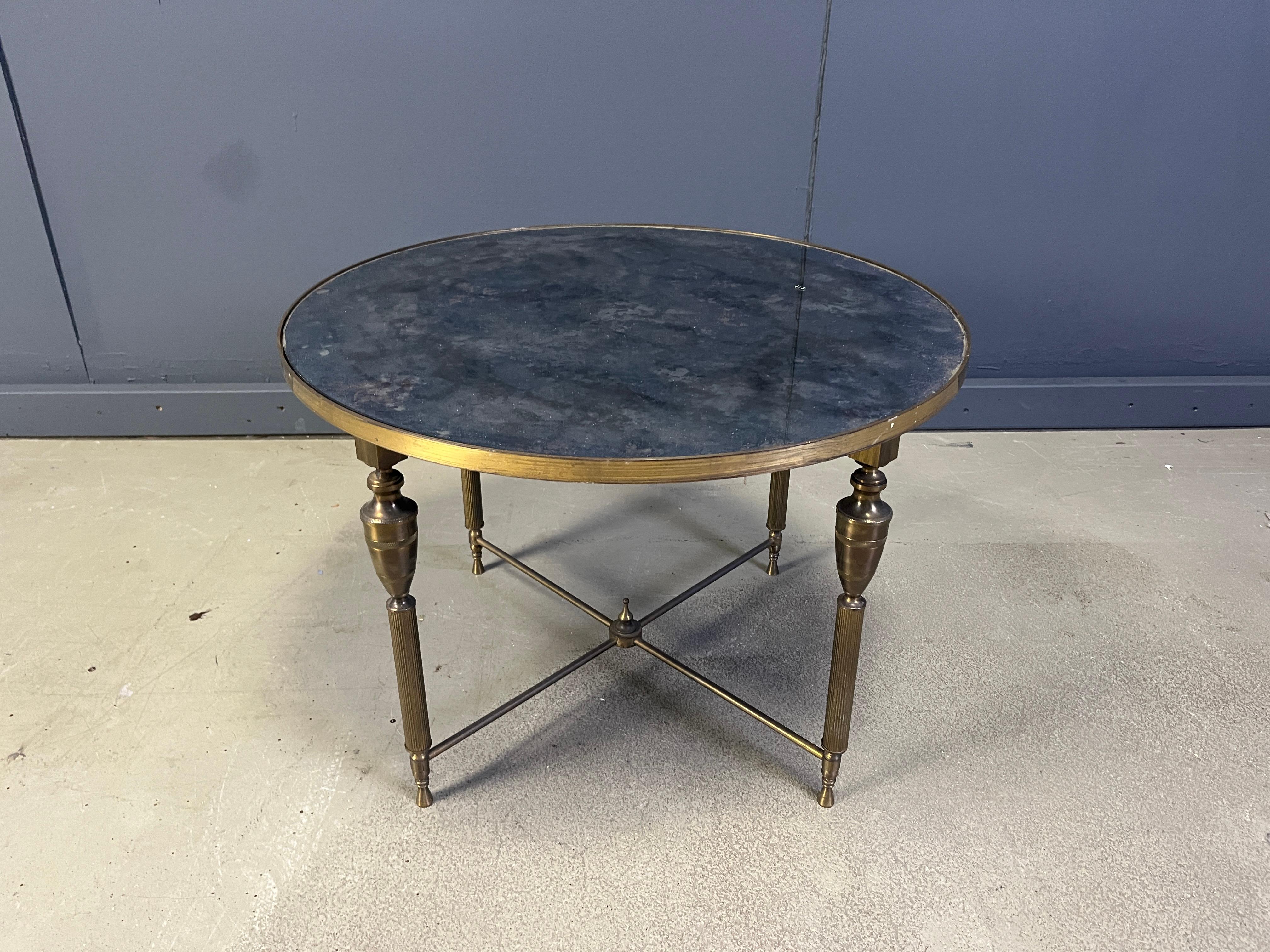 Table basse d'inspiration néoclassique du milieu du siècle avec plateau en verre églomimsé.

La table basse est tout à fait dans le style de la maison jansen/maison baguès.

Pièce joliment fabriquée qui s'harmonise avec un large éventail