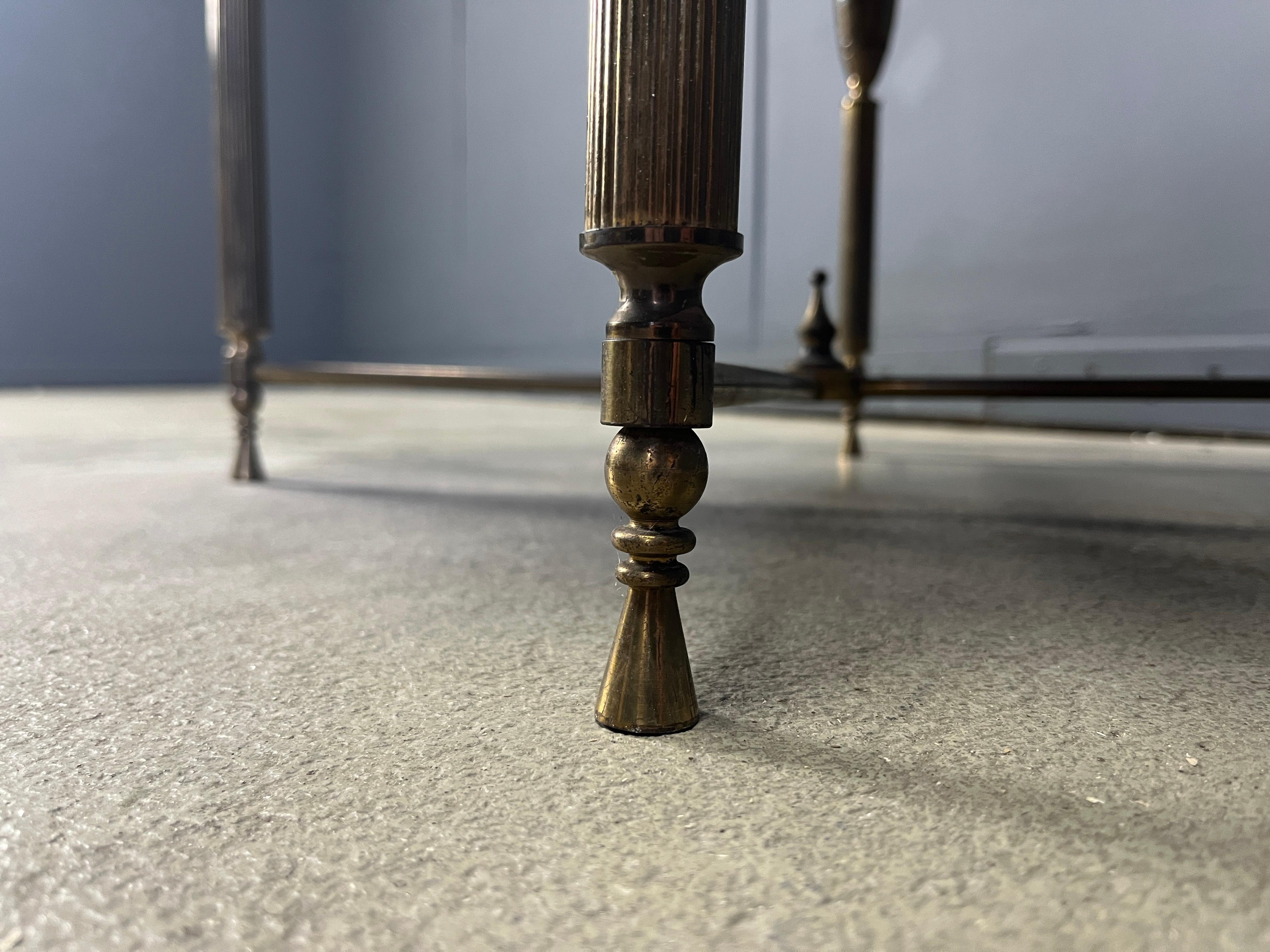 Français Table basse néoclassique en laiton à la manière de la Maison Baguès, années 60 en vente