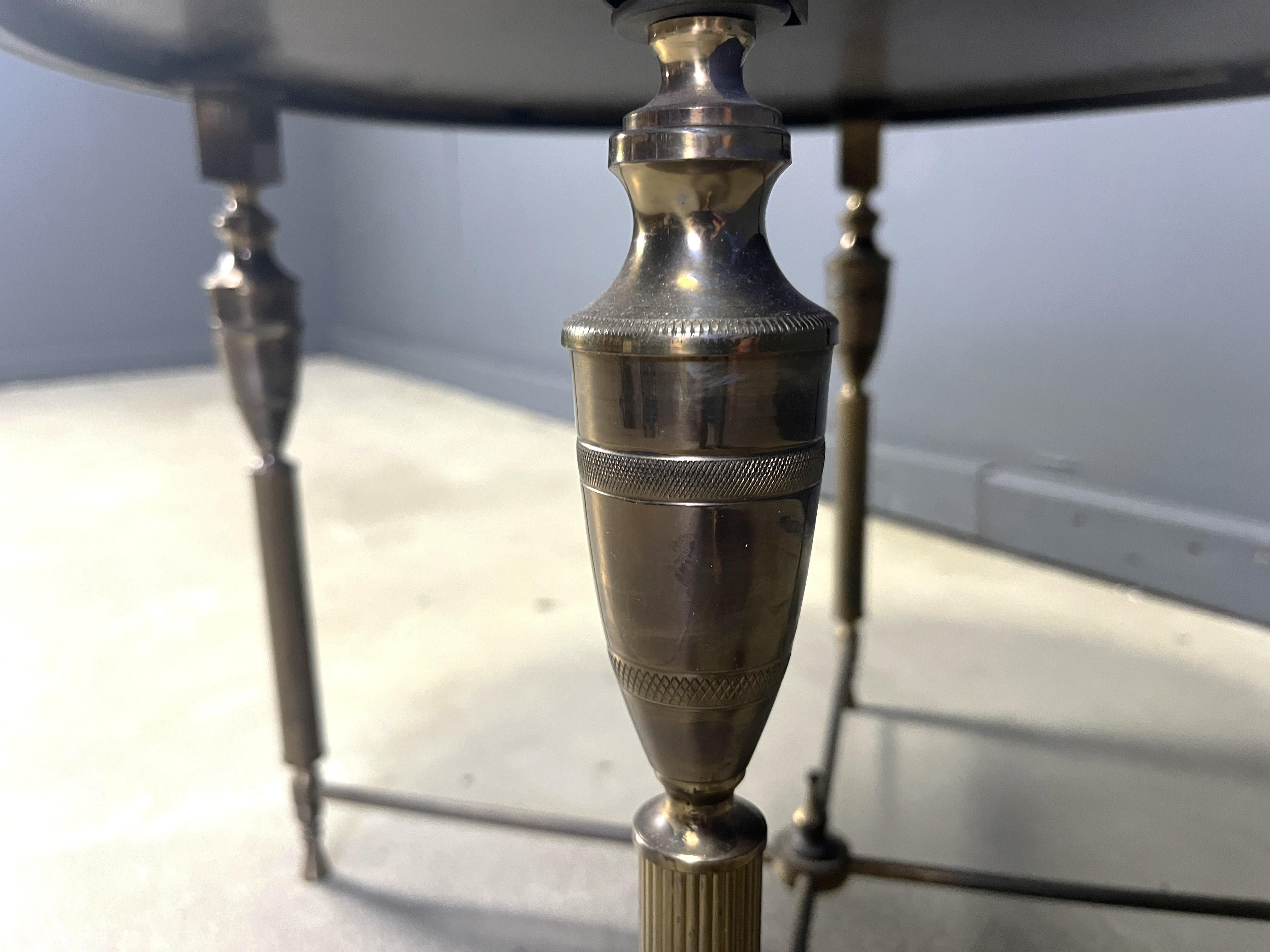 Table basse néoclassique en laiton à la manière de la Maison Baguès, années 60 Bon état - En vente à Leuven, Vlaams Gewest