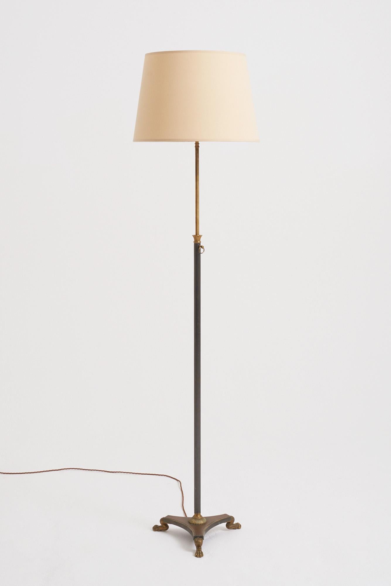 ​A Neoclassical bronze and brass telescopic floor lamp
France, Circa 1940
175 cm tall as shown on the photo, can be lower or shorter, since it's telescopic.
The base 35 cm diameter and the shade diameter is 46 cm.