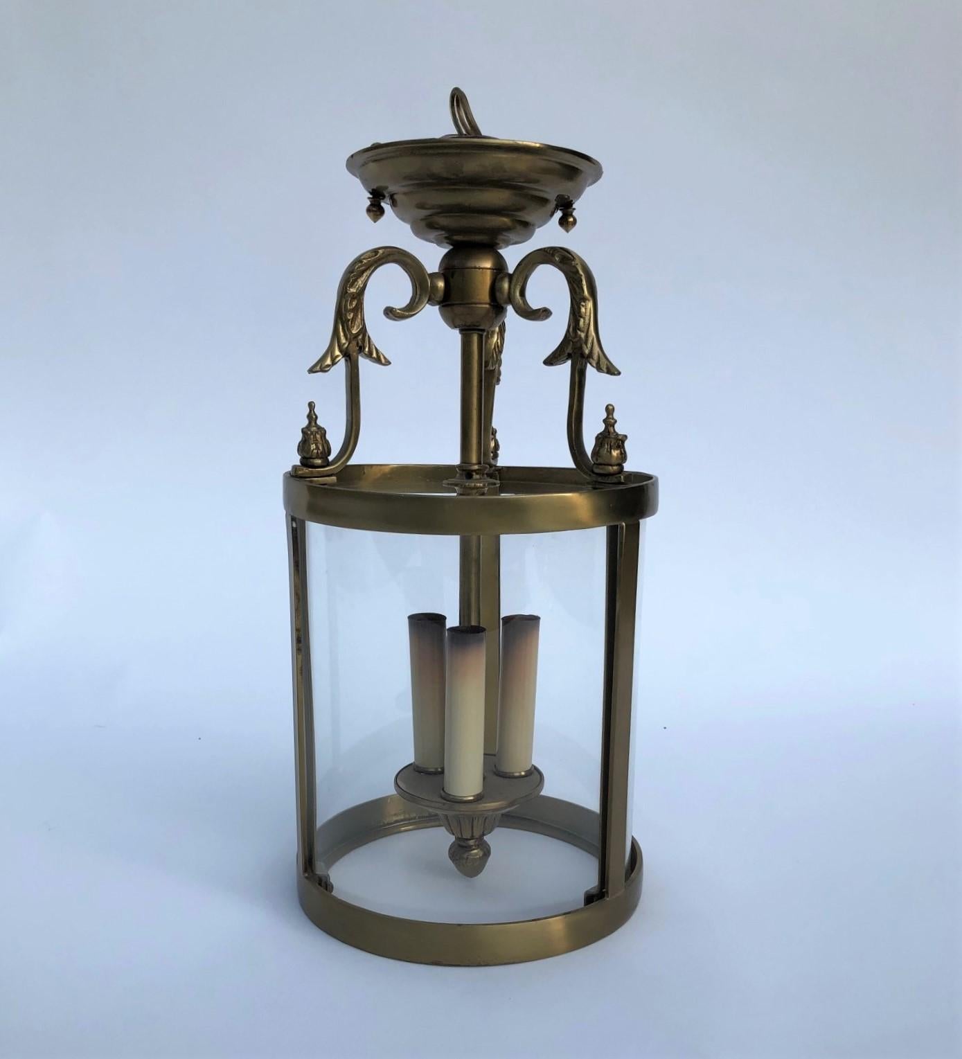 Unknown Brass Neoclassical Regency Lantern w/ 3 Candelabra Light Cluster & Curved Glass For Sale