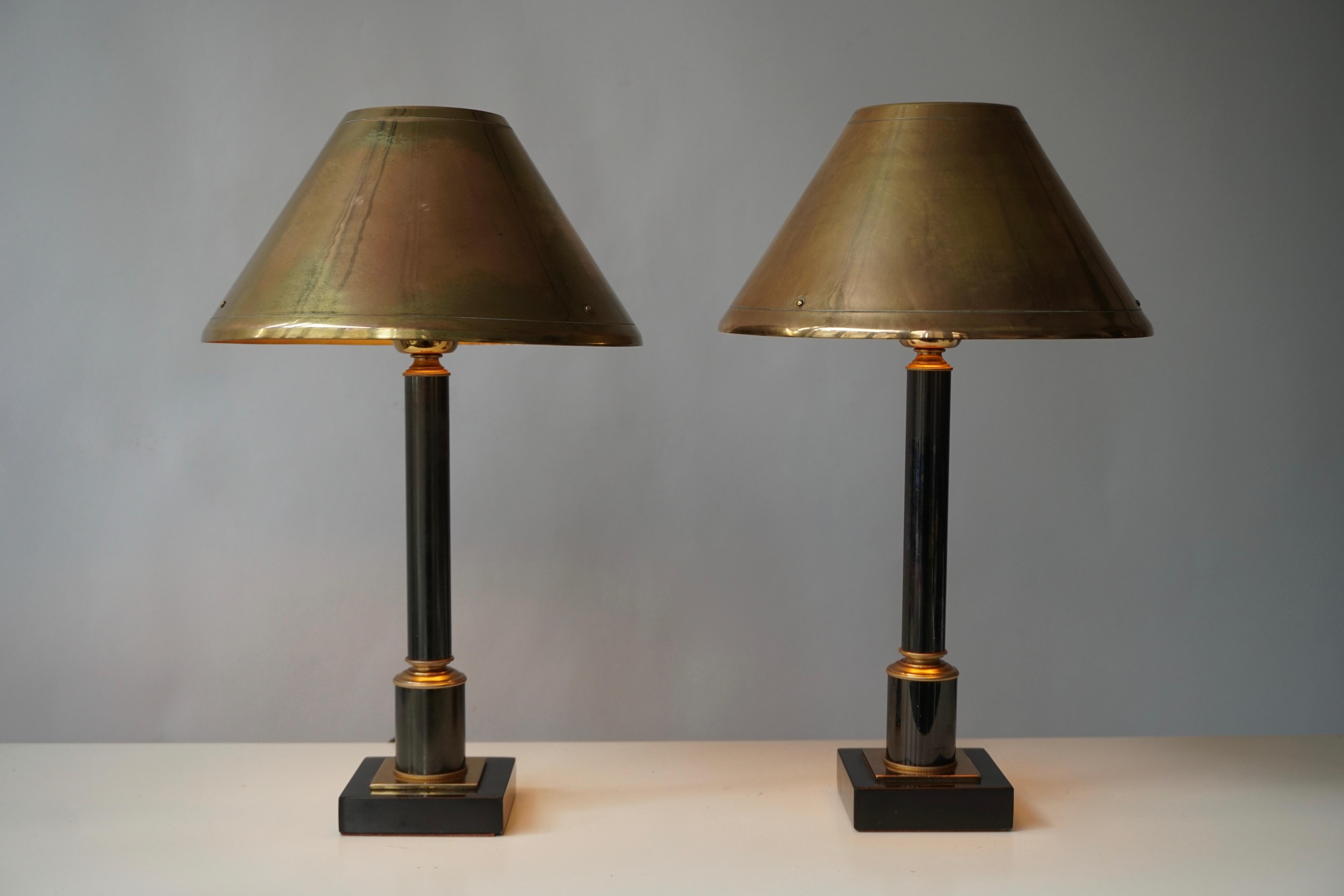 Elegant set off two brass 24-karat gilded cylinder neoclassical style column table or desk lamps, by Deknudt, Belgium, 1970s.
Measures: Diameter 24 cm.
Height 40 cm.
