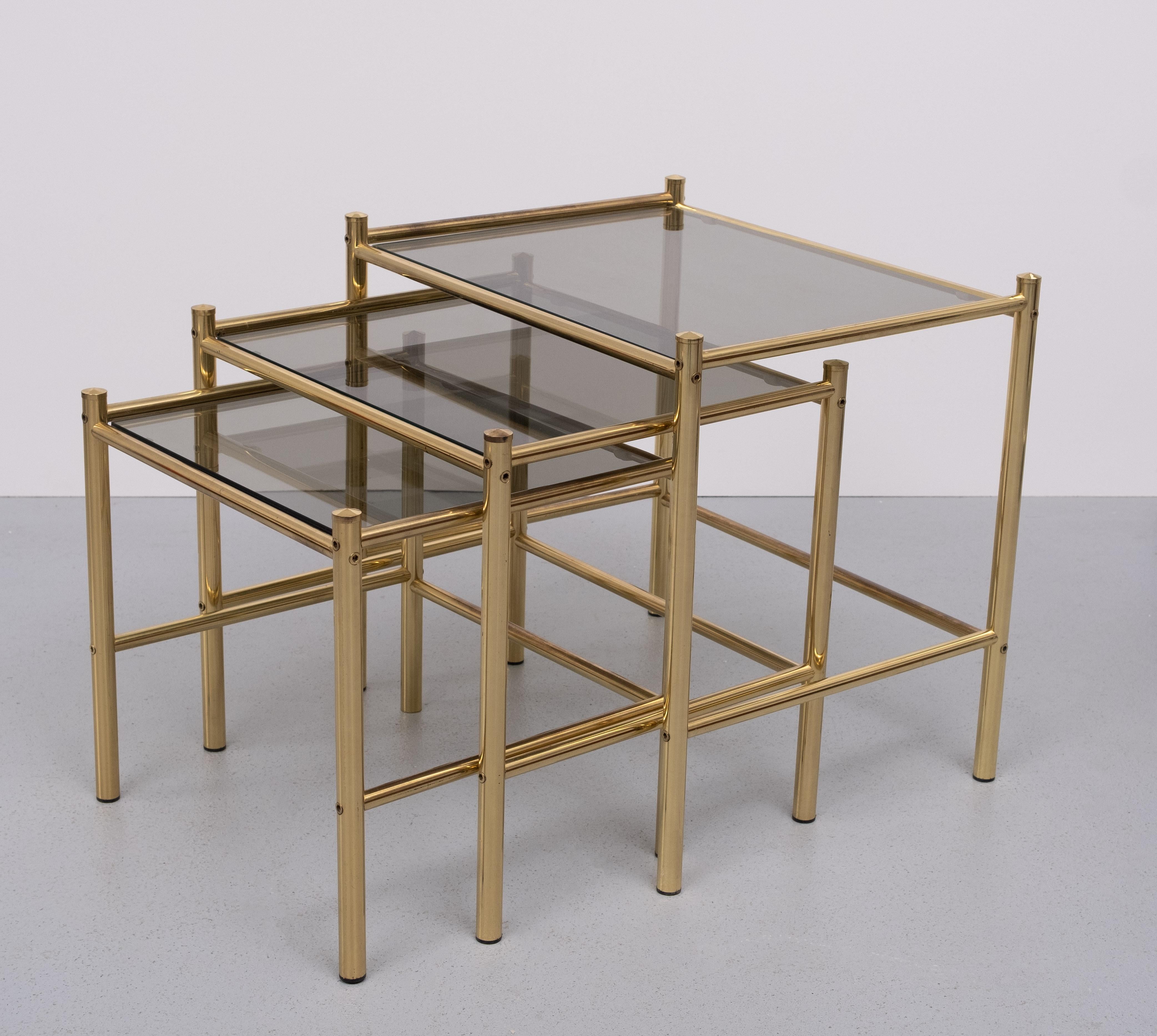 Brass nesting tables Hollywood Regency 1970s France In Good Condition For Sale In Den Haag, NL