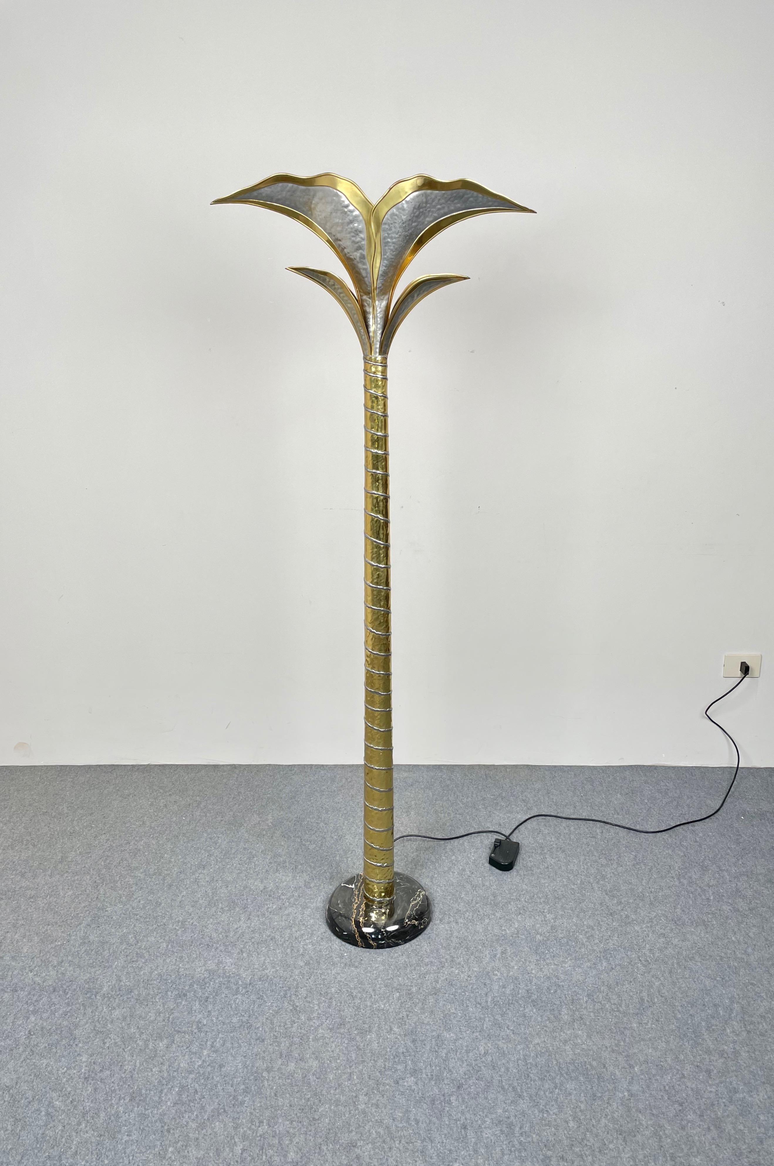 1970s sculptural floor lamp in brass and nickel featuring a black marble base by the French designer Henri Fernandez for Maison Honore. 

The piece, made largely from quality brass and steel, resembles a palm tree or similar tropical plant. Brass