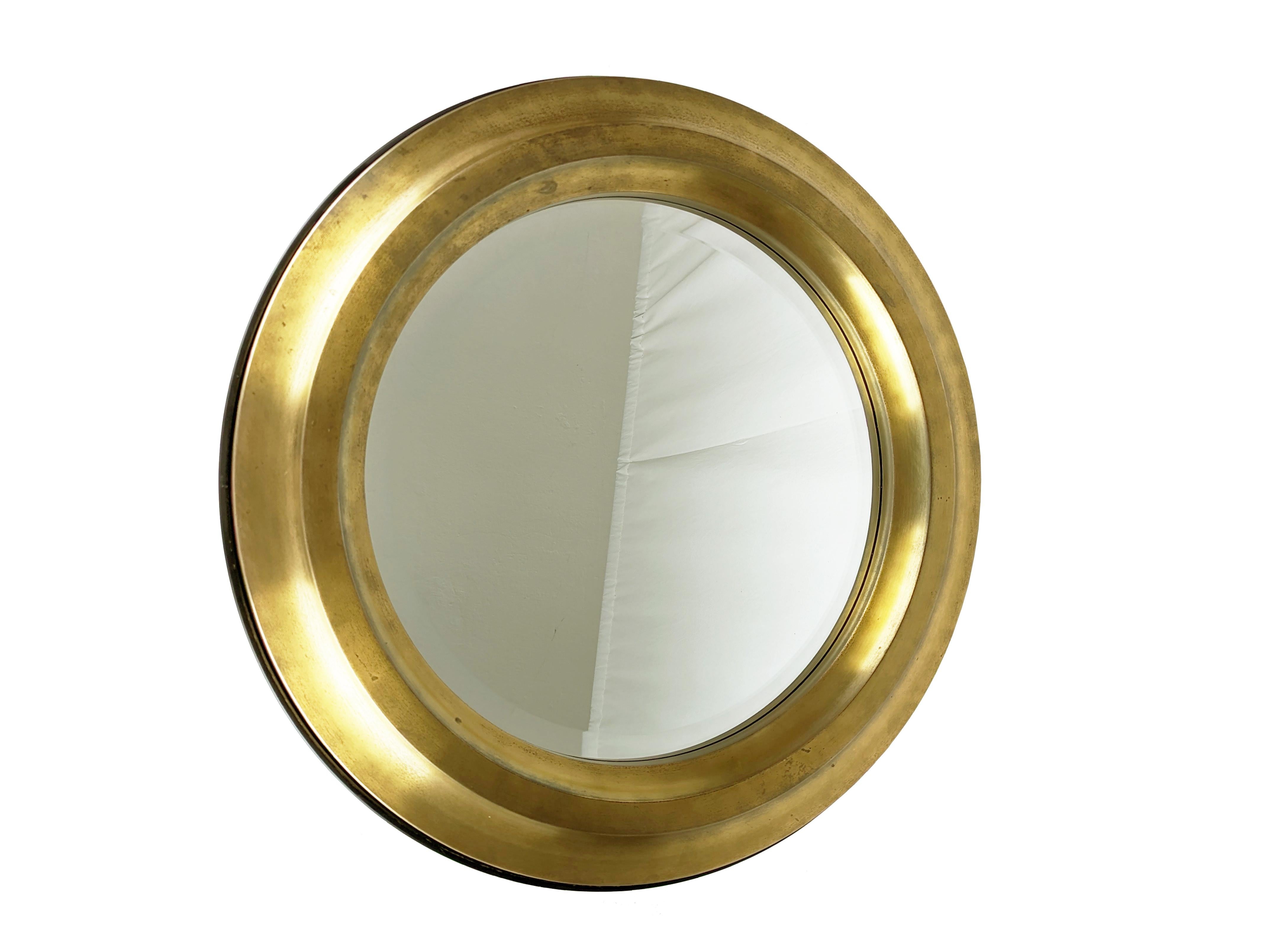 Set of 2 wall mirrors in brass, nickel-plated and painted metal. Their design, quality and style are reminiscent of similar contemporary products from Artemide or Azucena. No visible signs of production. The mirrored glass is ground along the edge