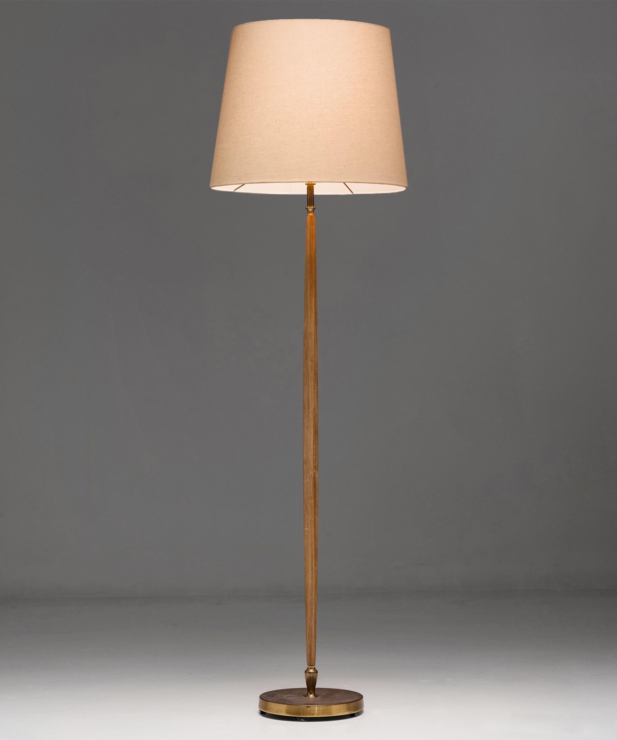 Brass & oak floor lamp

England circa 1950

Elegant floor lamp with oak stand and decorative brass details. On brass base. With new linen shade.

