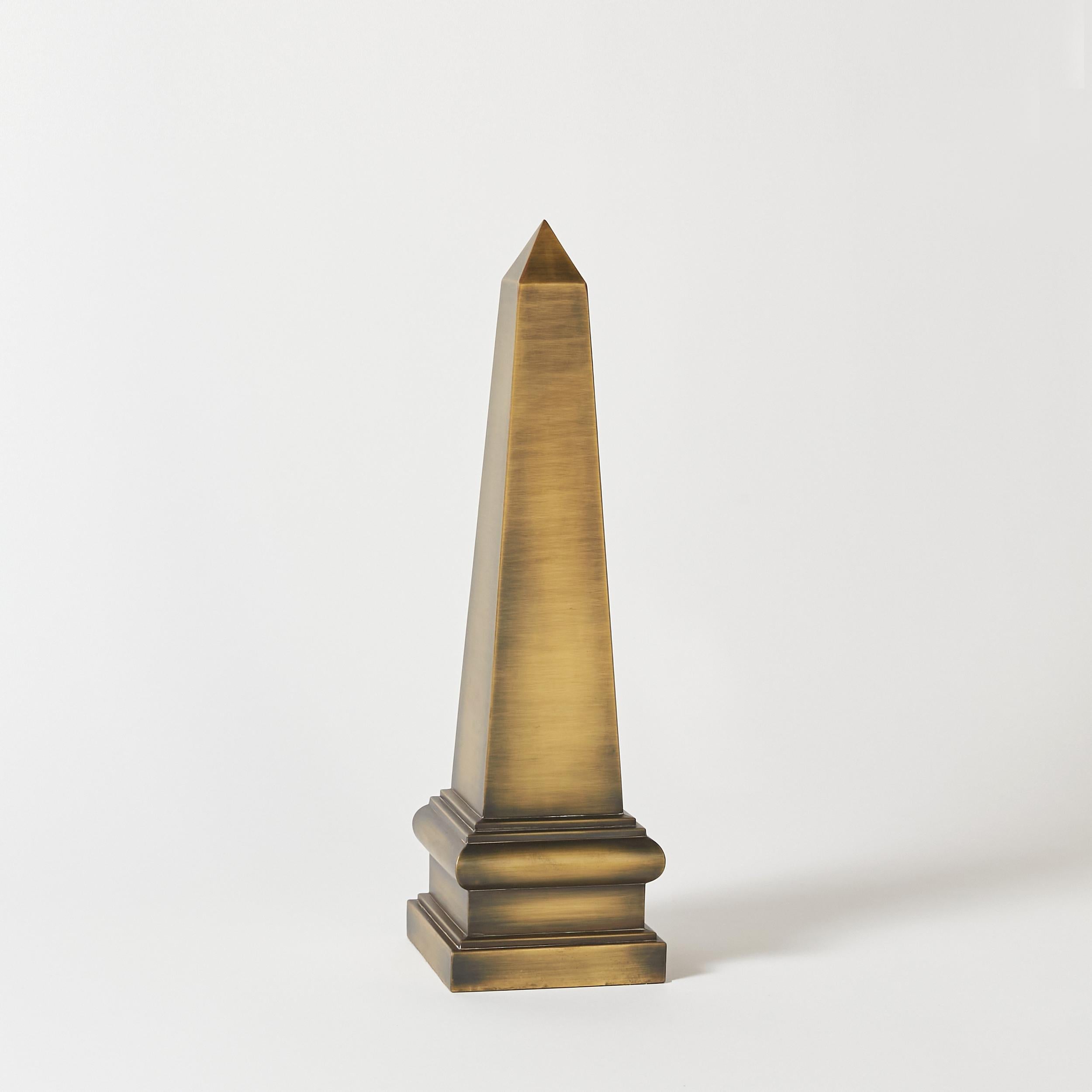 Mid-Century moderno Obelisco in ottone rifinito in bronzo antico da Gimbels Department Store in vendita