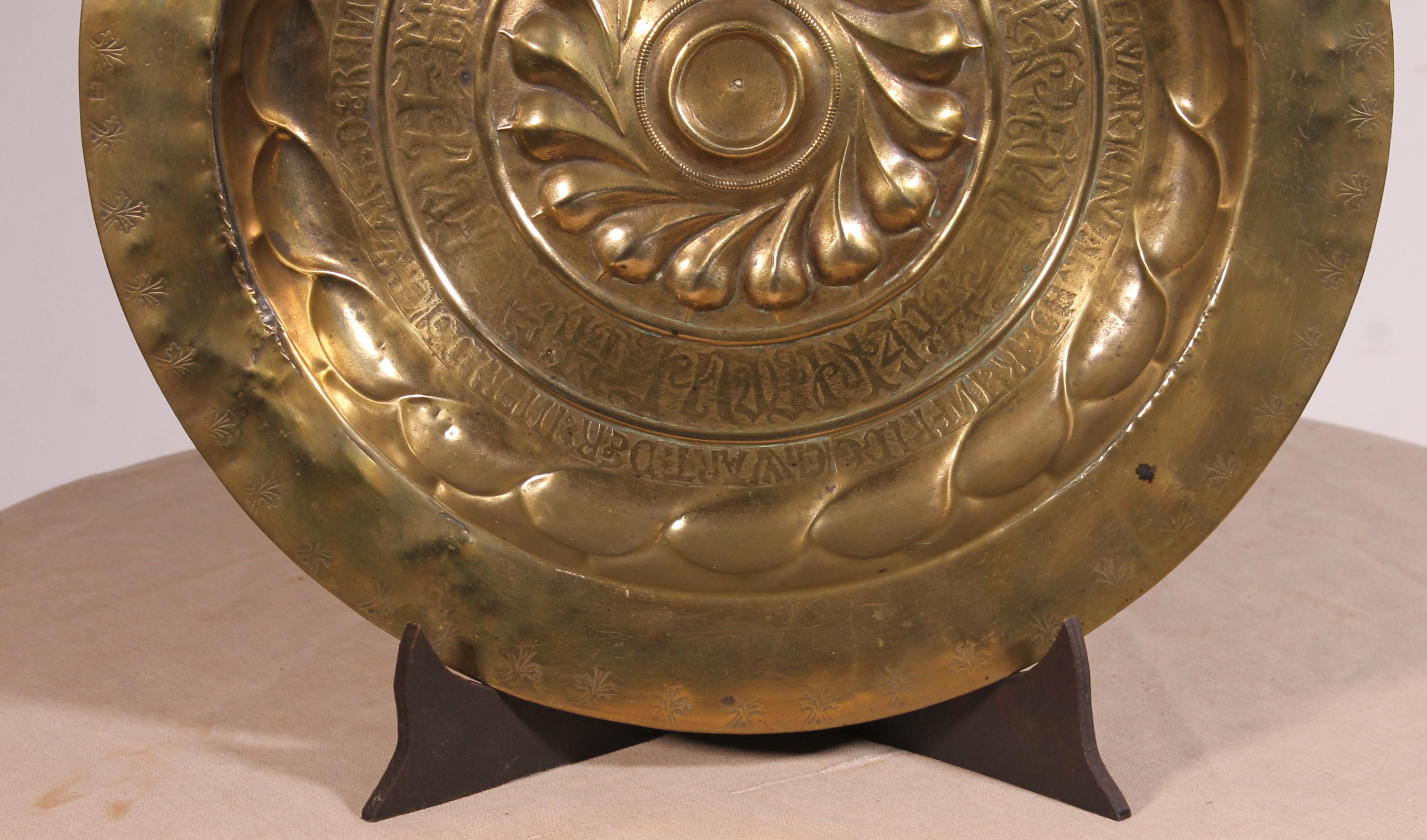 Splendido piatto da portata in ottone della fine del XVI secolo/inizio XVII secolo, circa 1600, proveniente da Norimberga-Germania.
Bellissimo piatto da portata di grandi dimensioni con una scultura di rose al centro circondata da iscrizioni gotiche