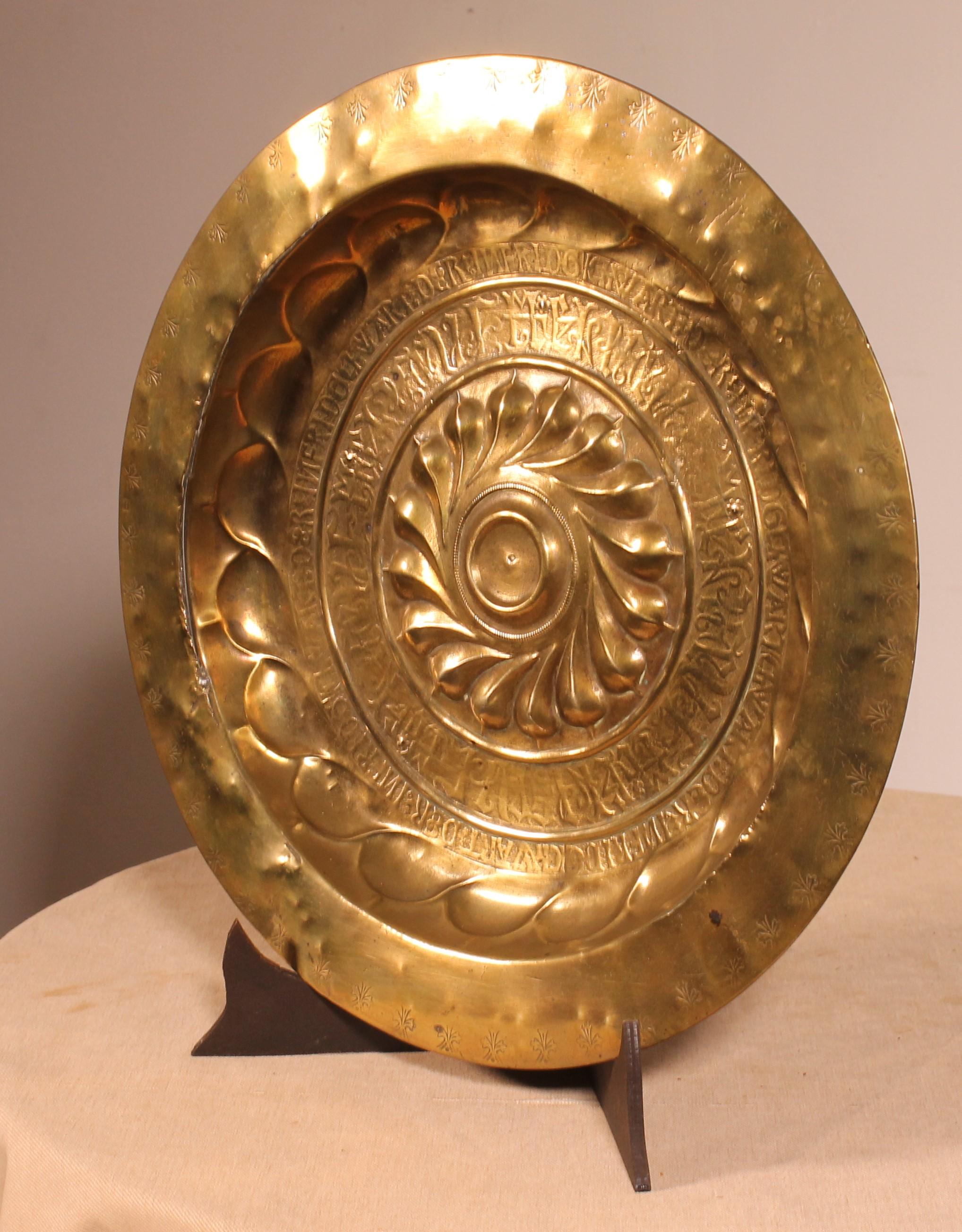 Rinascimento Piatto da portata in ottone con iscrizioni gotiche Norimberga Circa 1600 in vendita