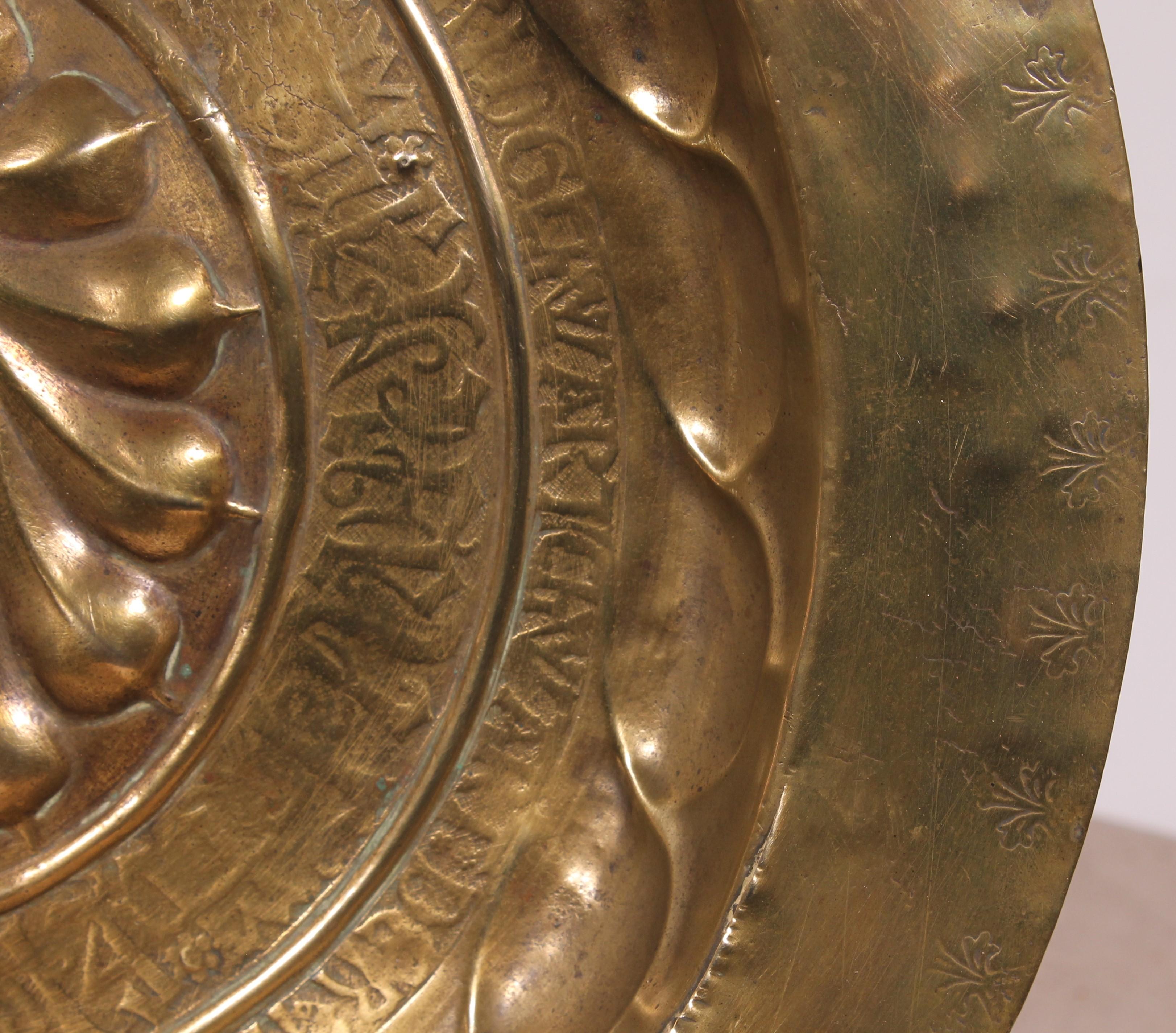 Tedesco Piatto da portata in ottone con iscrizioni gotiche Norimberga Circa 1600 in vendita