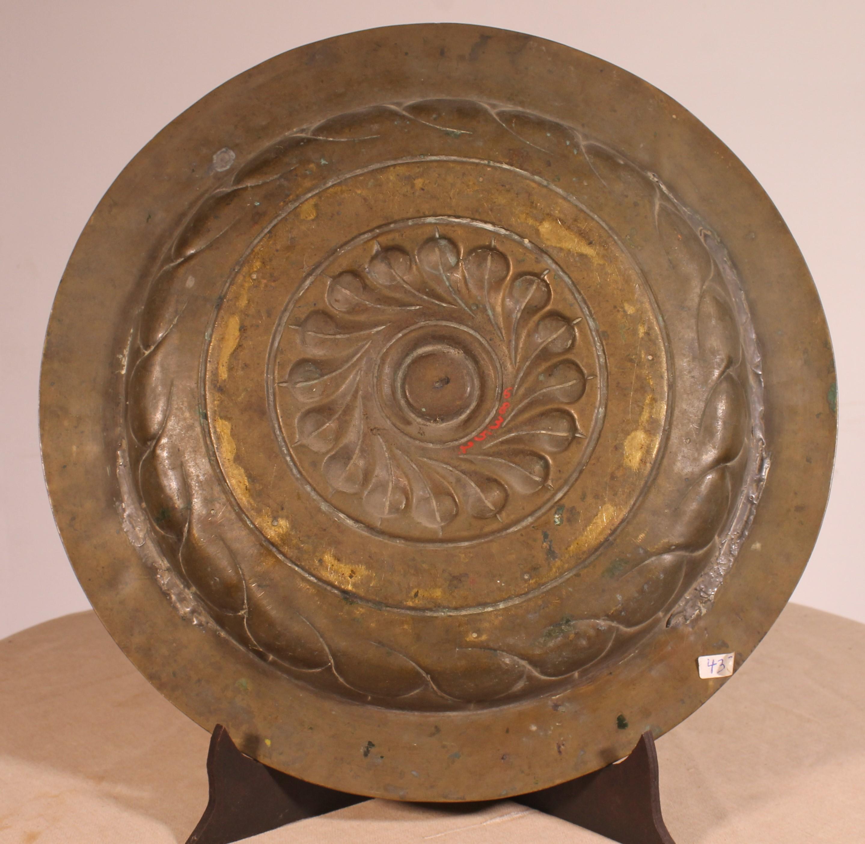 Ottone Piatto da portata in ottone con iscrizioni gotiche Norimberga Circa 1600 in vendita
