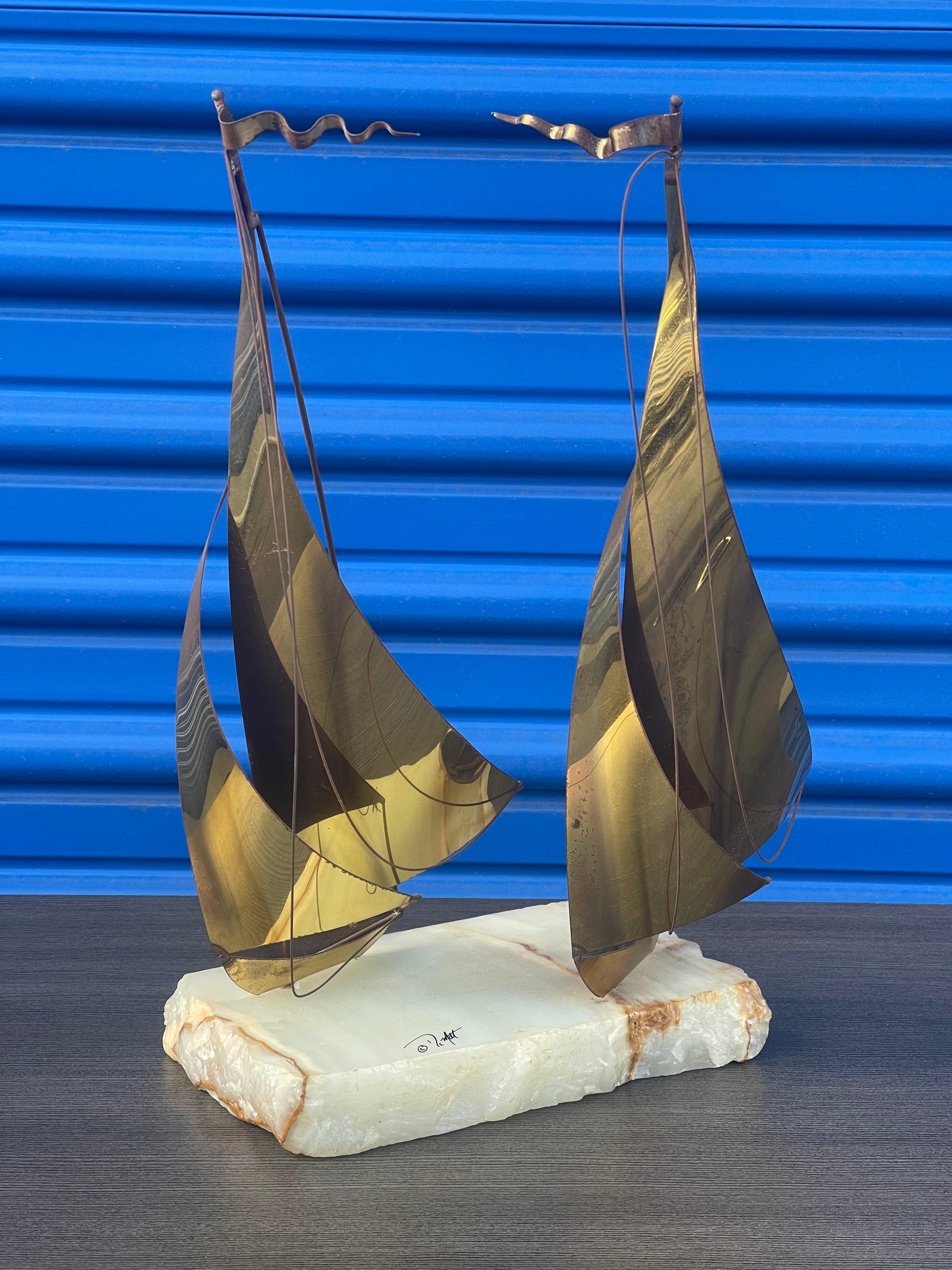 Sculpture en laiton sur quartz Dual Sailboat par Demott en vente 4