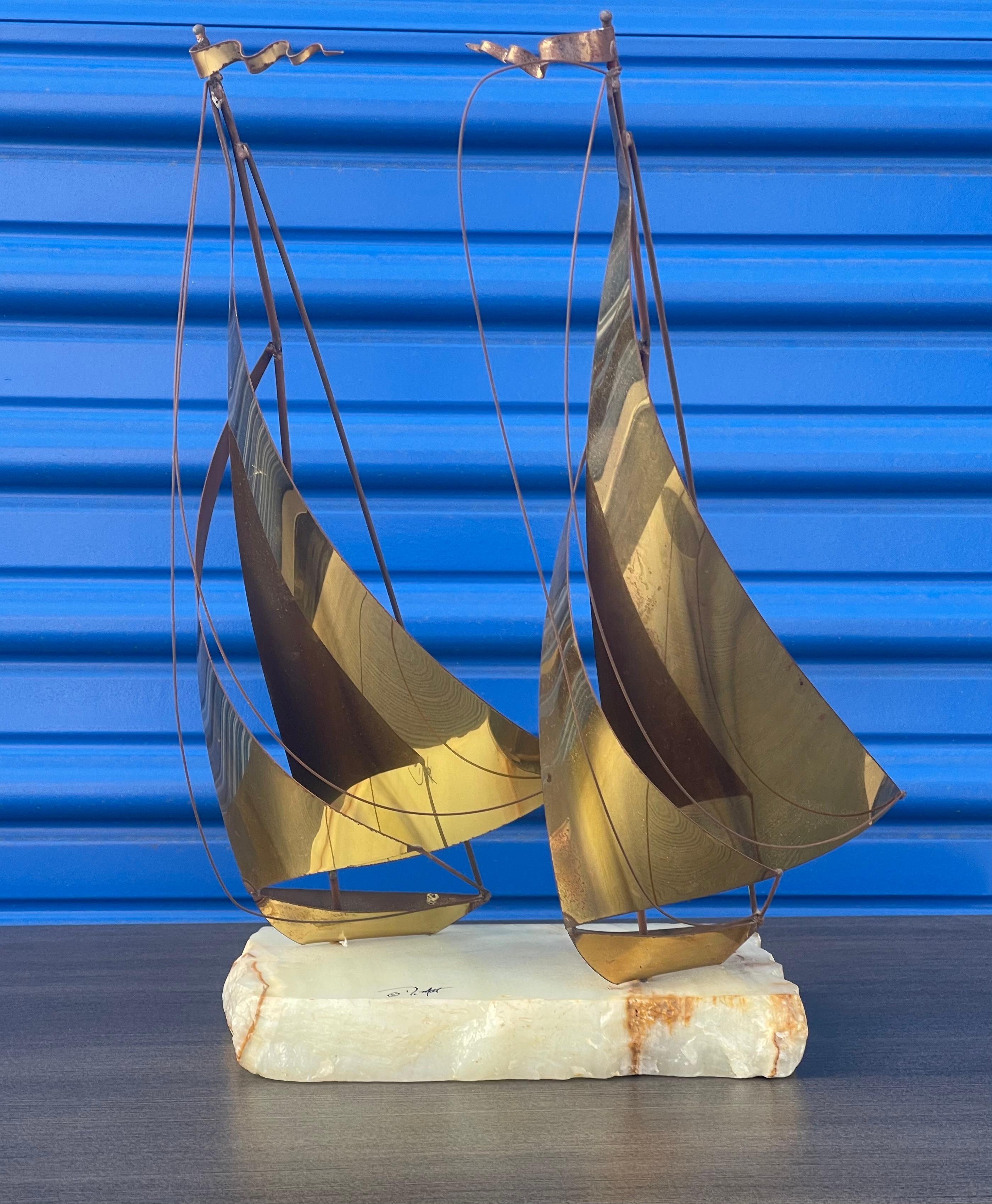 Mid-Century Modern Sculpture en laiton sur quartz Dual Sailboat par Demott en vente
