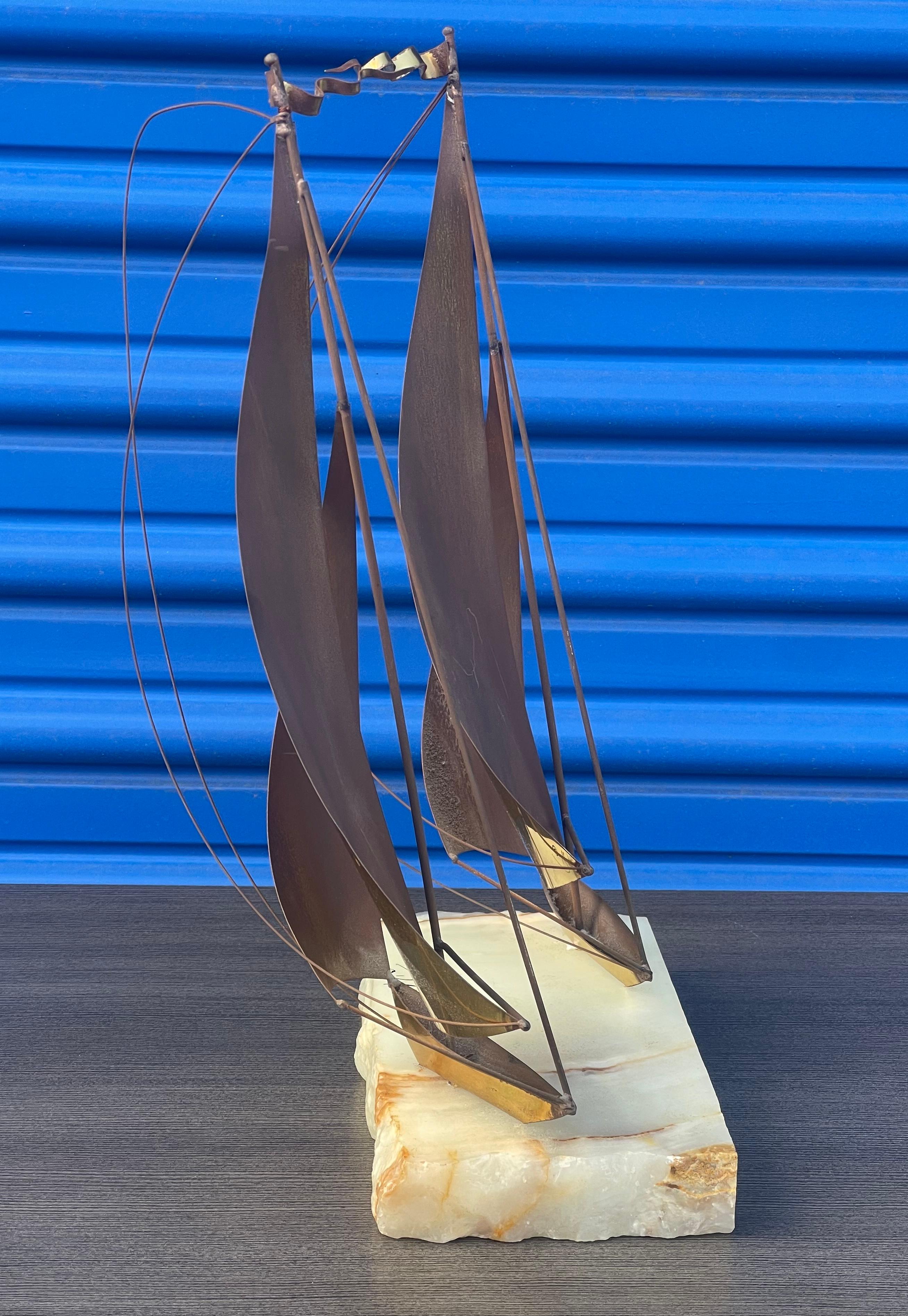 Sculpture en laiton sur quartz Dual Sailboat par Demott Bon état - En vente à San Diego, CA