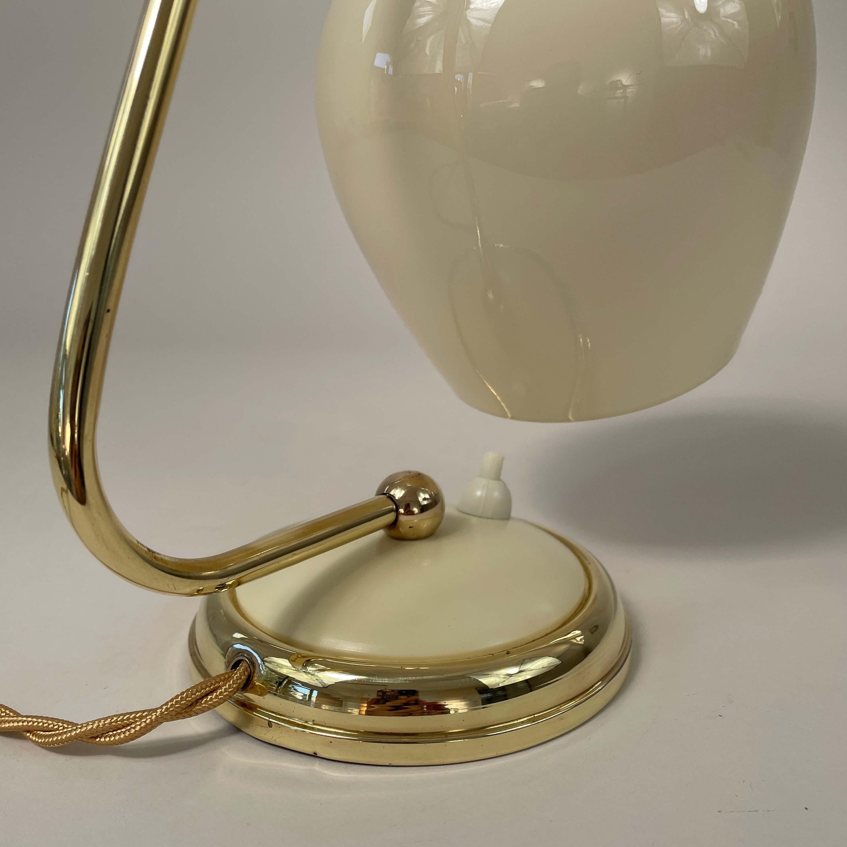 Lampe de table en laiton, opaline et bakélite, Allemagne, années 1950 en vente 3