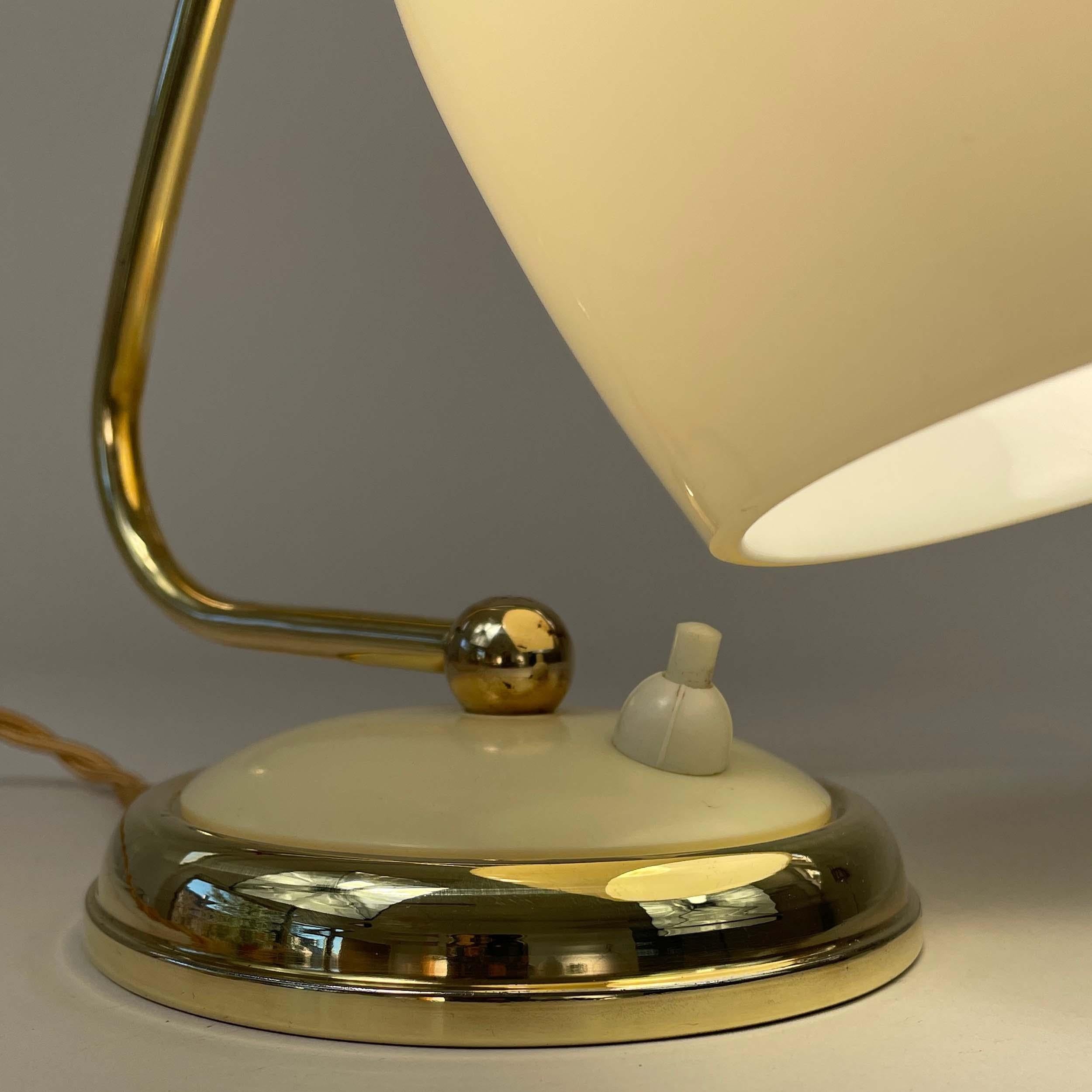 Lampe de table en laiton, opaline et bakélite, Allemagne, années 1950 en vente 4