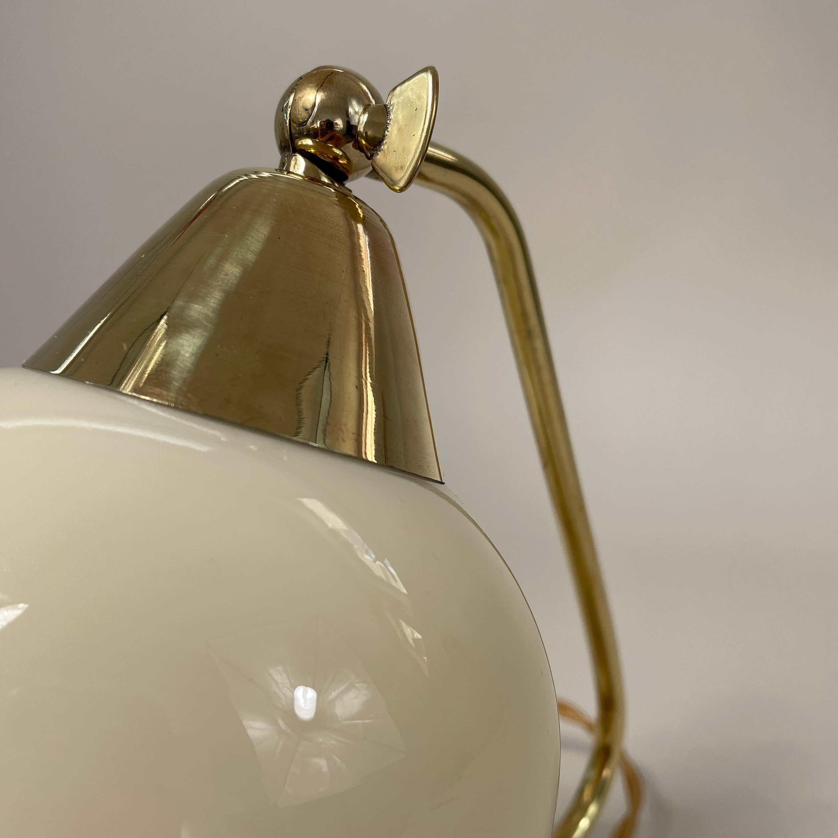 Lampe de table en laiton, opaline et bakélite, Allemagne, années 1950 en vente 5