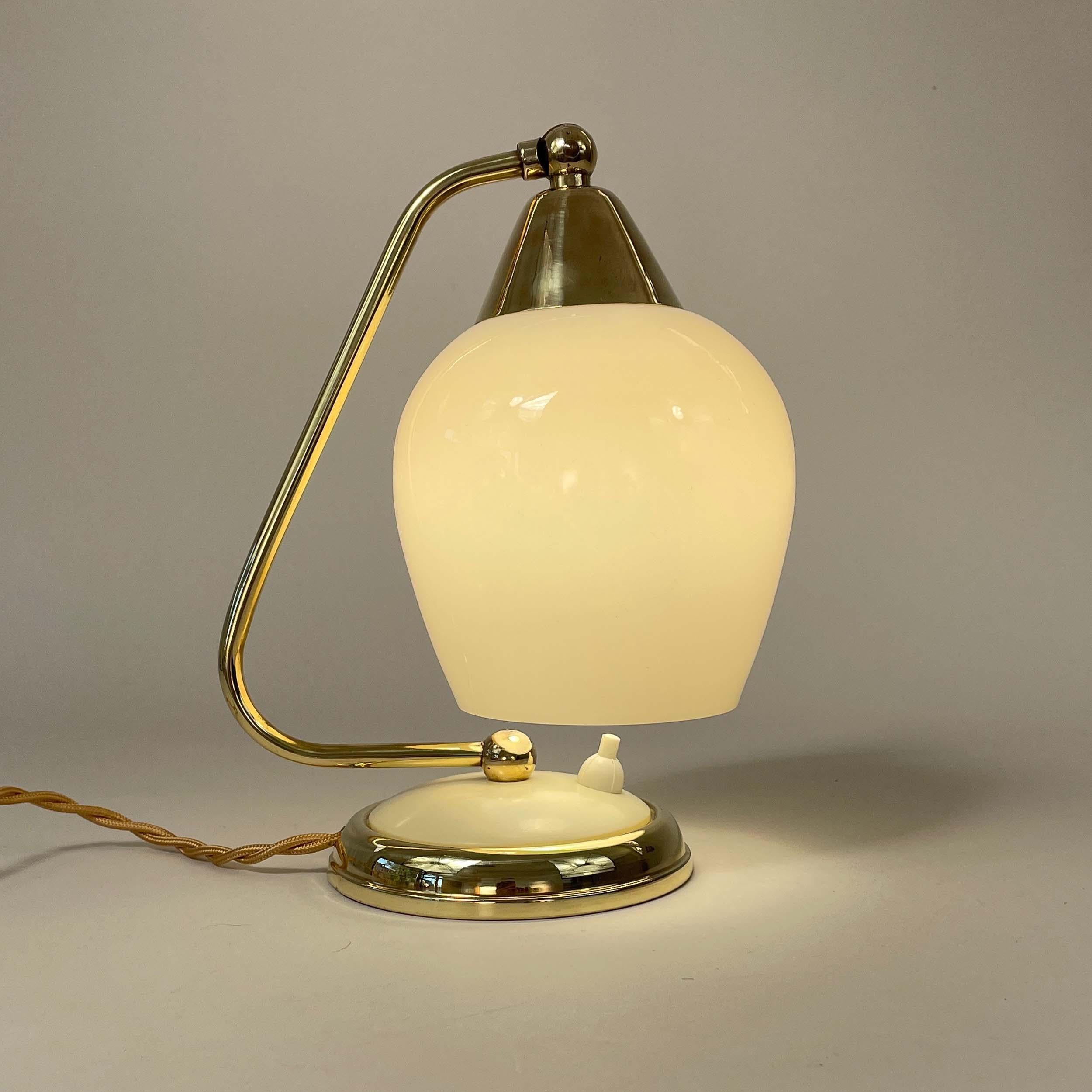 Lampe de table en laiton, opaline et bakélite, Allemagne, années 1950 en vente 6