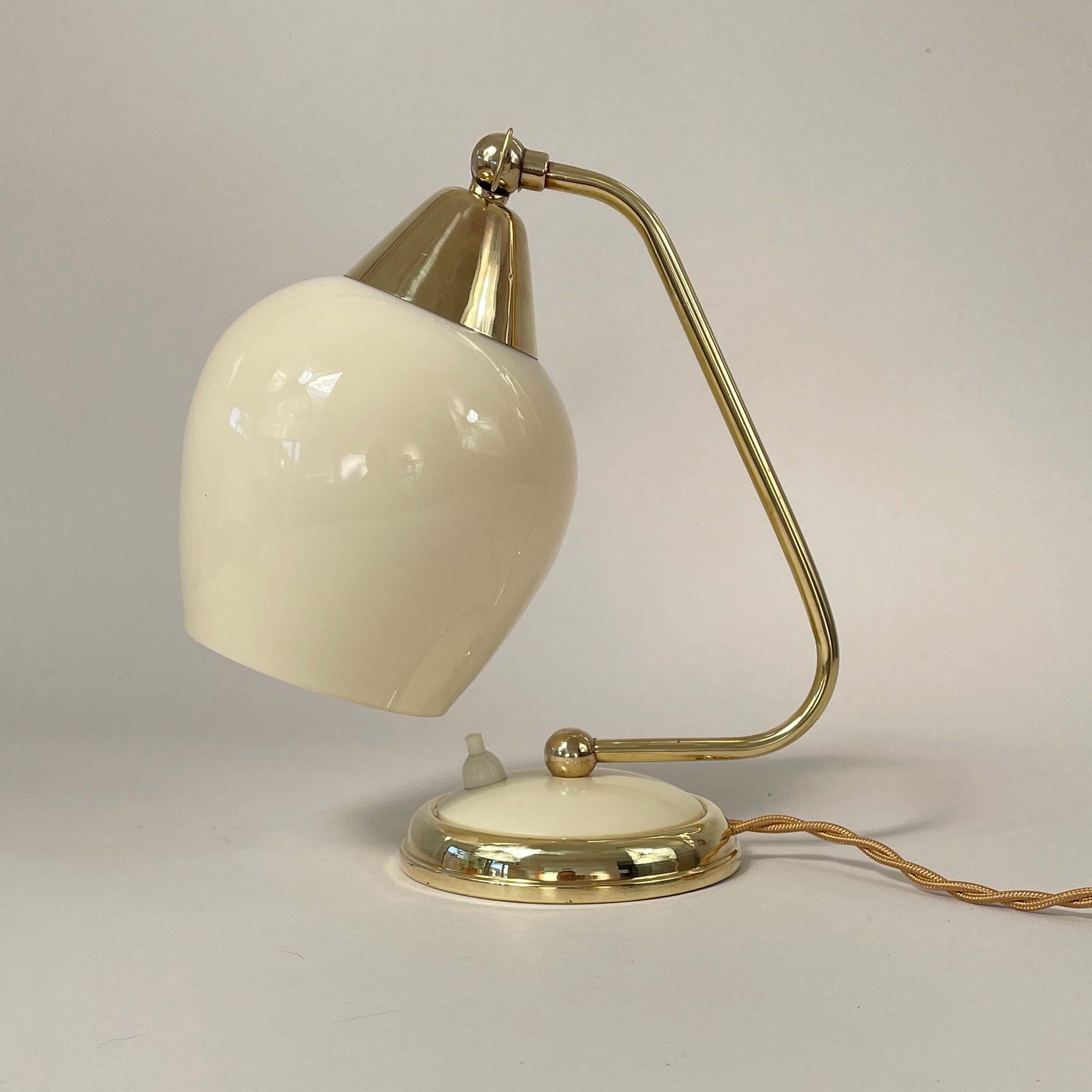 Lampe de table en laiton, opaline et bakélite, Allemagne, années 1950 en vente 7