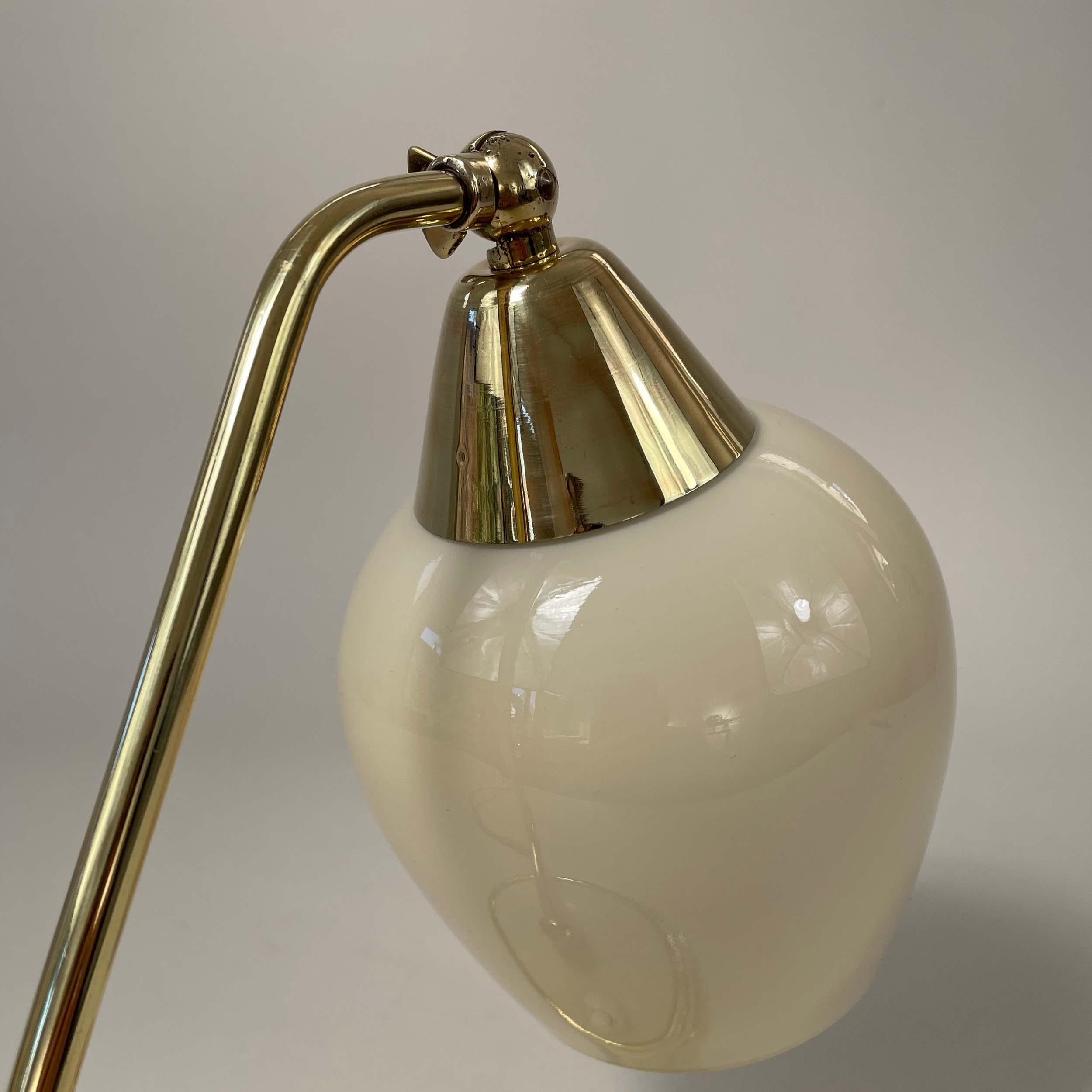 Lampe de table en laiton, opaline et bakélite, Allemagne, années 1950 en vente 8