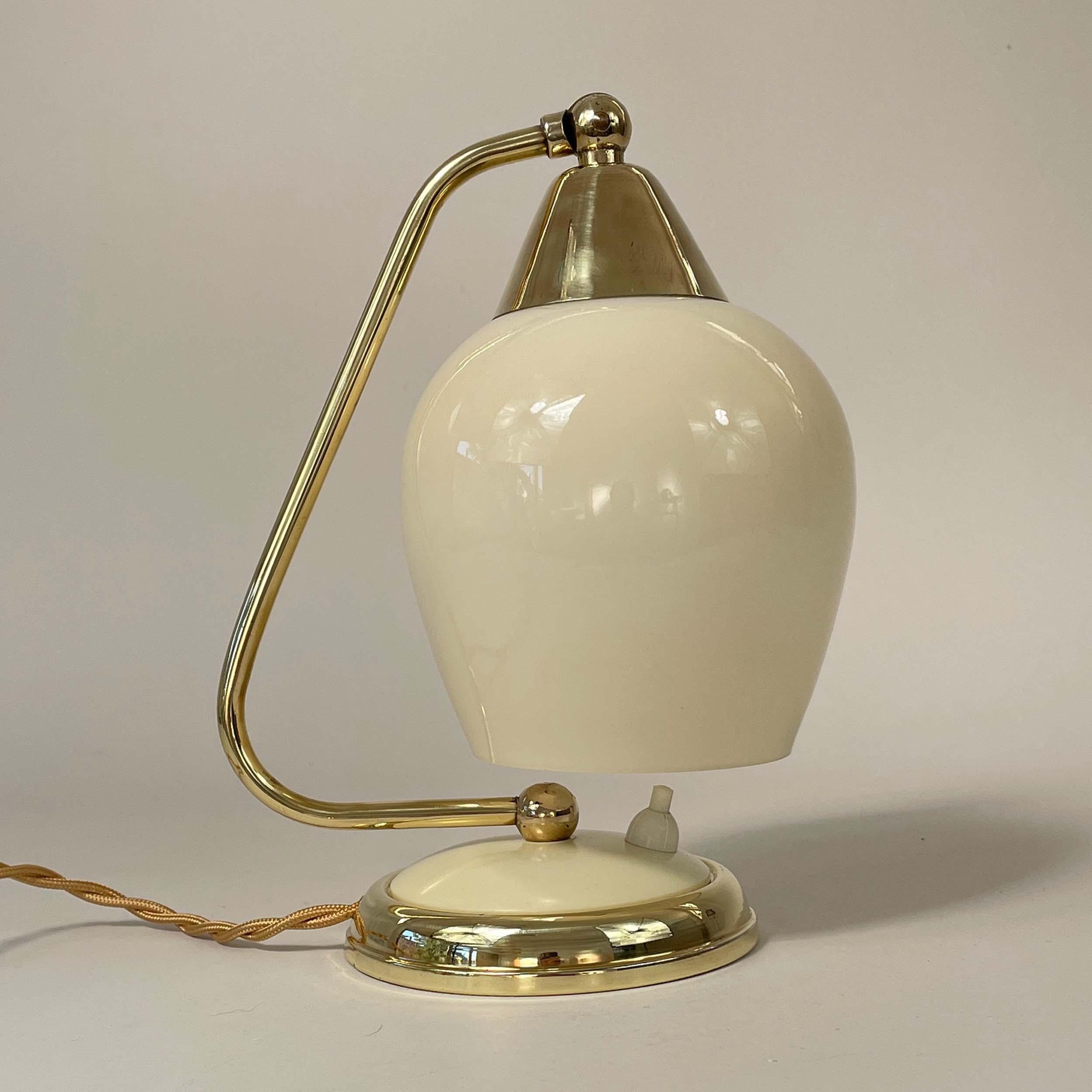 Lampe de table en laiton, opaline et bakélite, Allemagne, années 1950 en vente 9