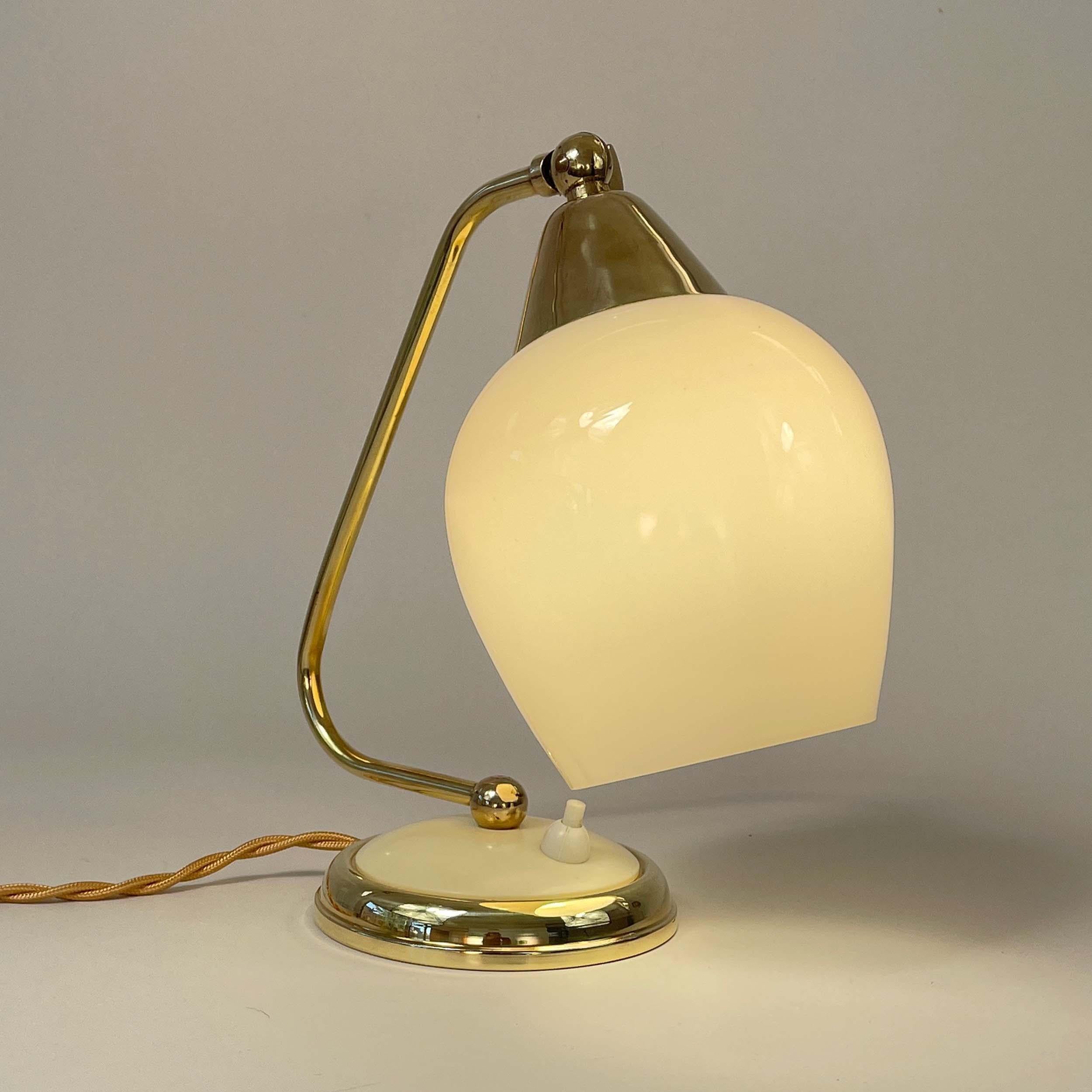 Lampe de table en laiton, opaline et bakélite, Allemagne, années 1950 en vente 10