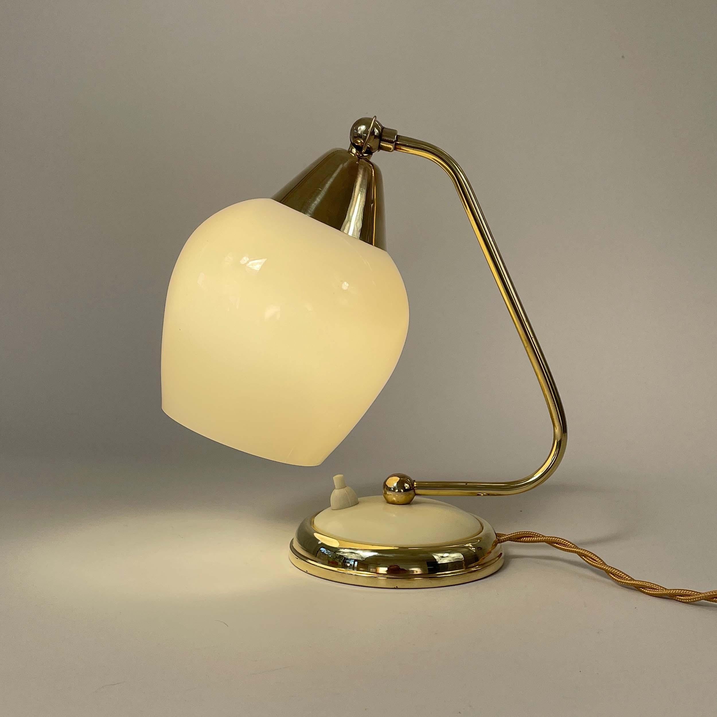 Mid-Century Modern Lampe de table en laiton, opaline et bakélite, Allemagne, années 1950 en vente