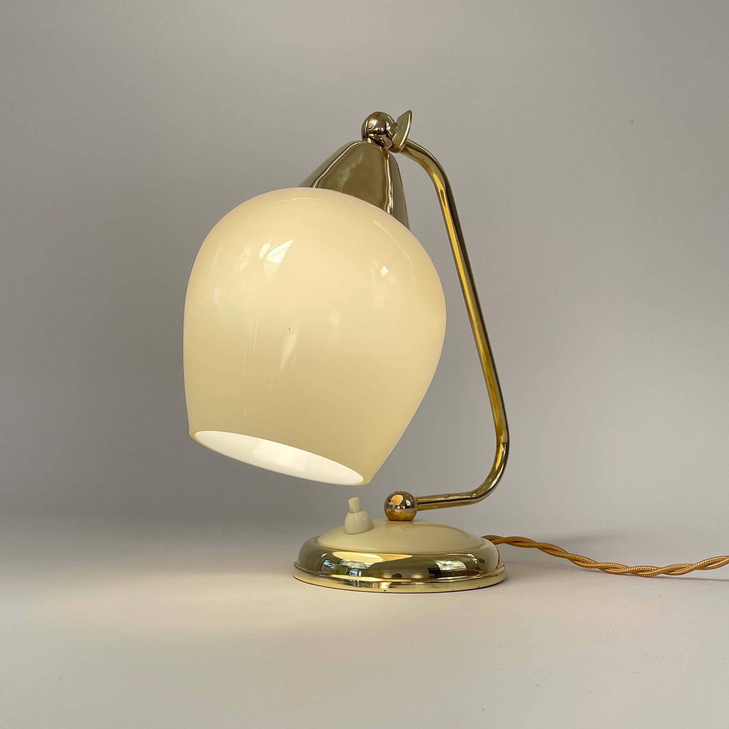 Allemand Lampe de table en laiton, opaline et bakélite, Allemagne, années 1950 en vente