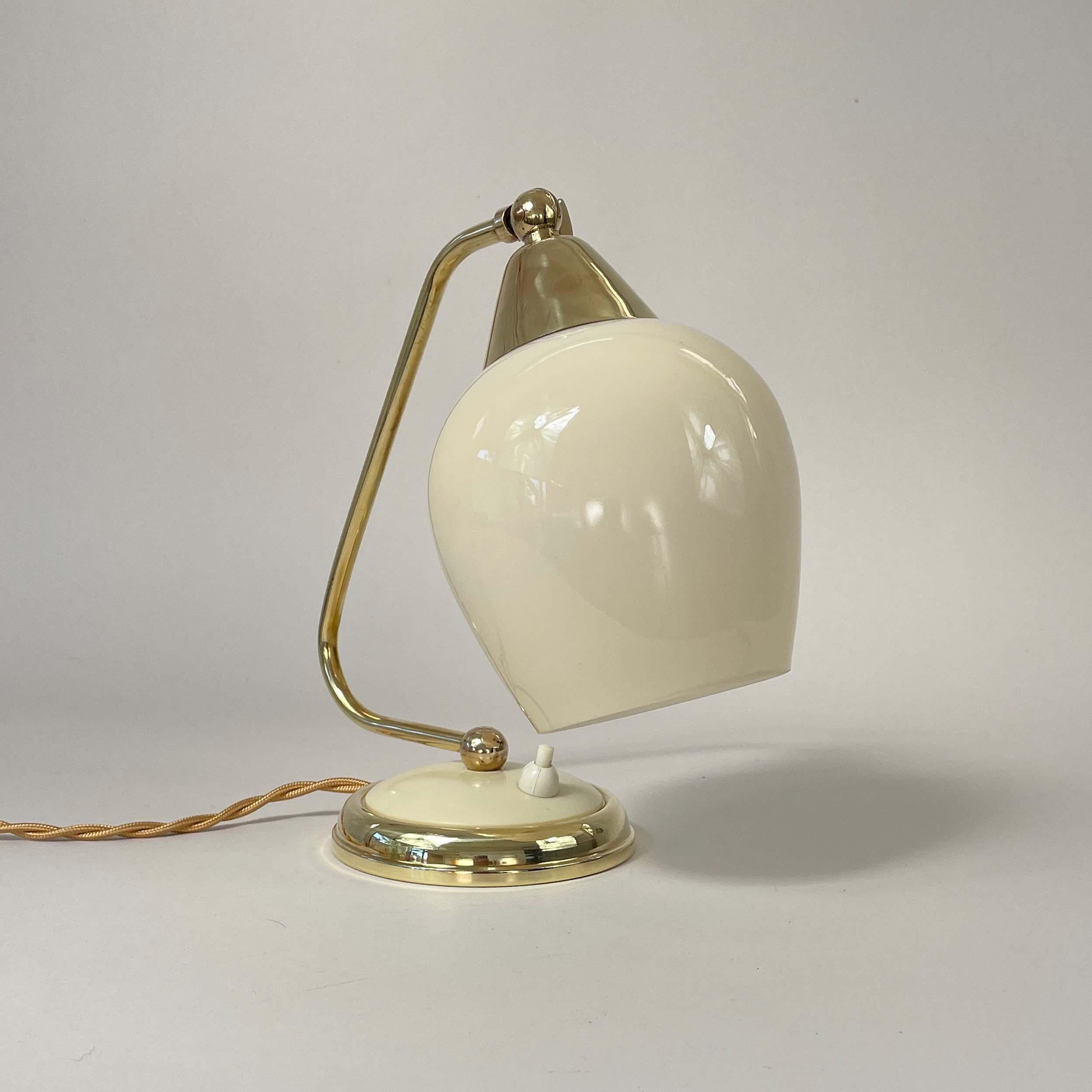 Lampe de table en laiton, opaline et bakélite, Allemagne, années 1950 Bon état - En vente à NUEMBRECHT, NRW