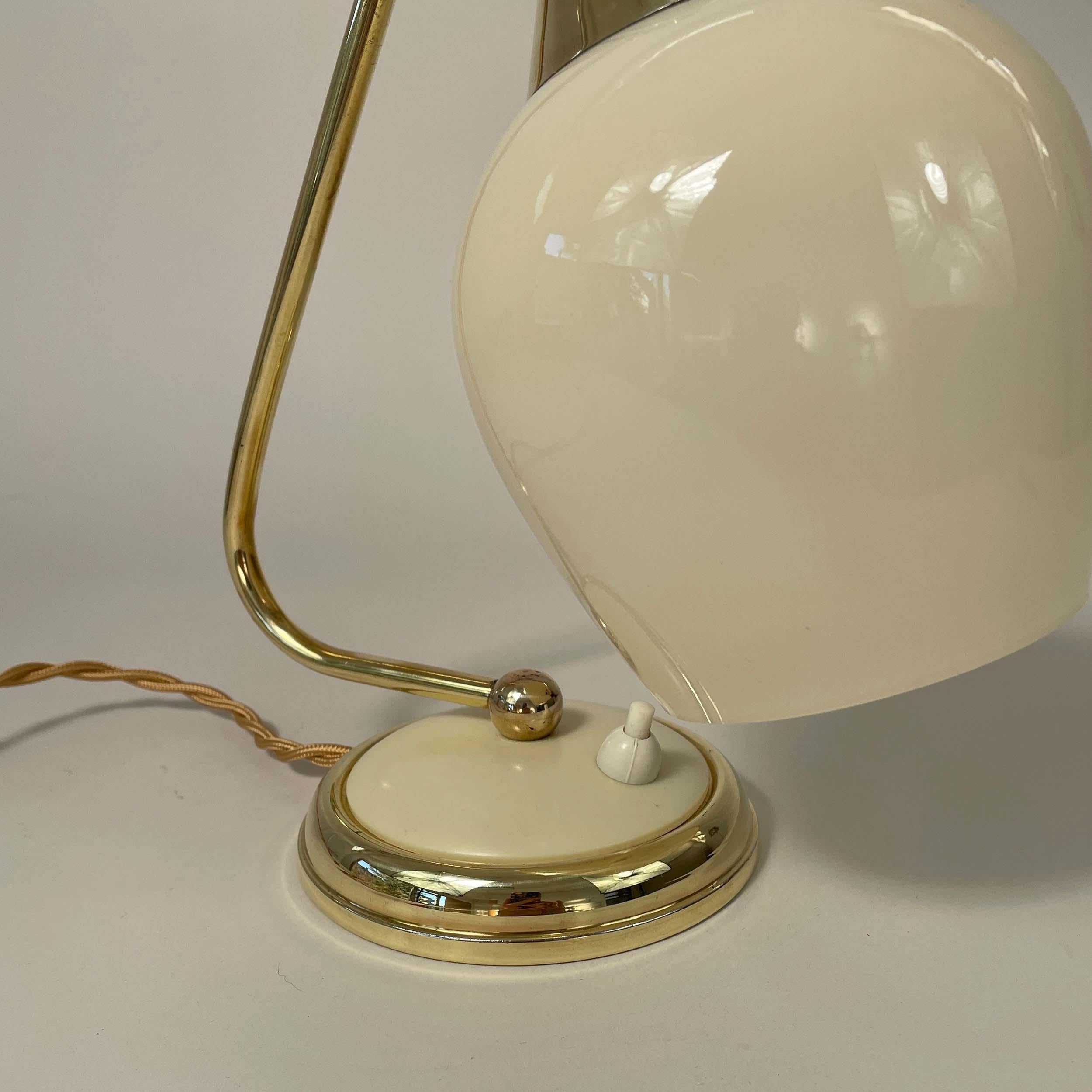 Milieu du XXe siècle Lampe de table en laiton, opaline et bakélite, Allemagne, années 1950 en vente