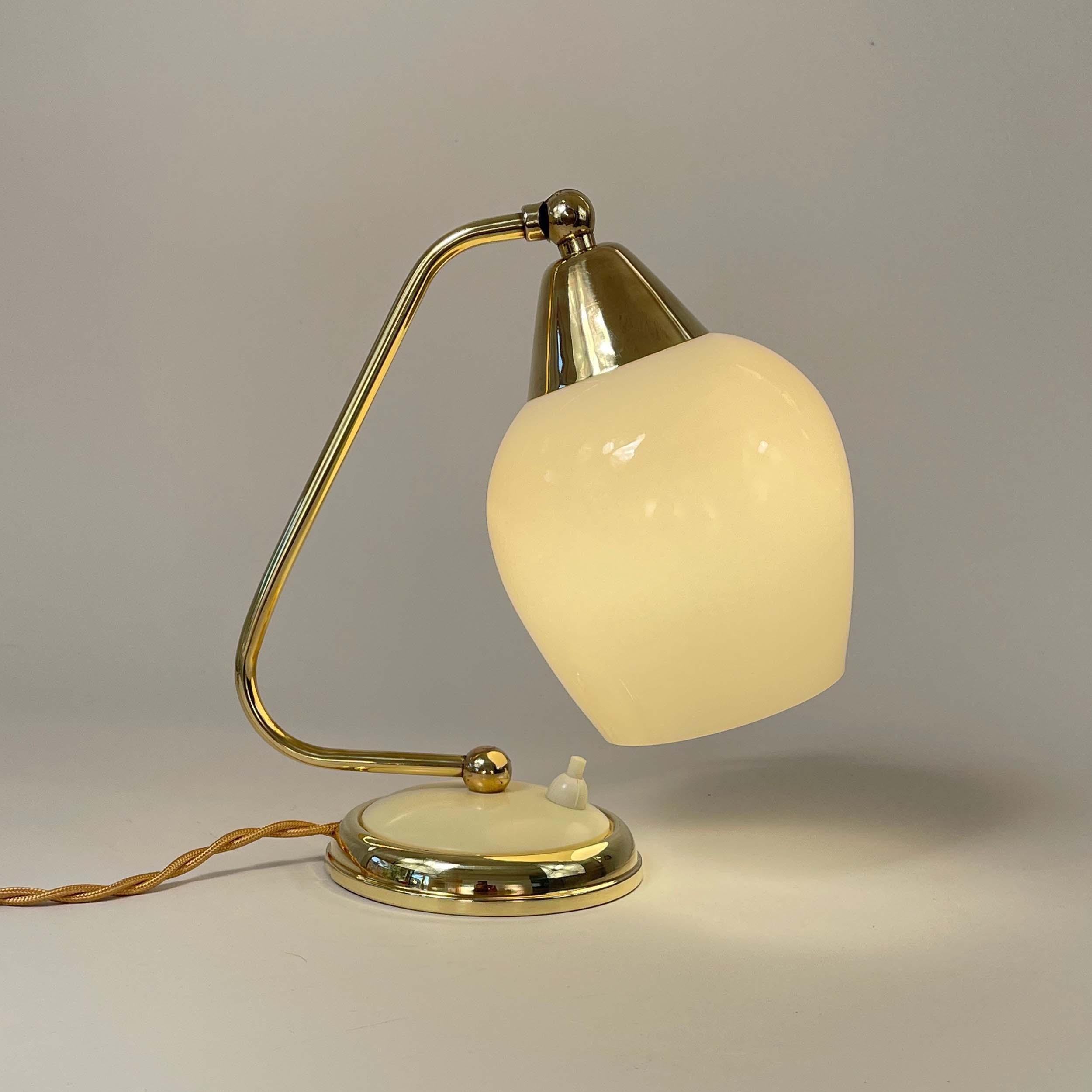 Lampe de table en laiton, opaline et bakélite, Allemagne, années 1950 en vente 1