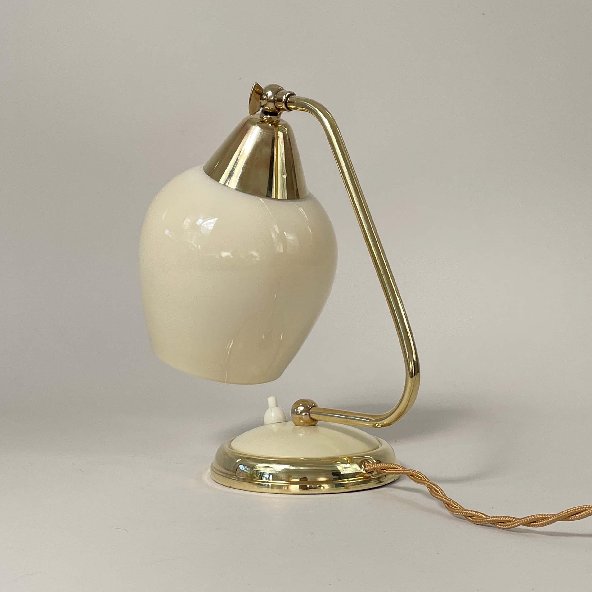 Lampe de table en laiton, opaline et bakélite, Allemagne, années 1950 en vente 2