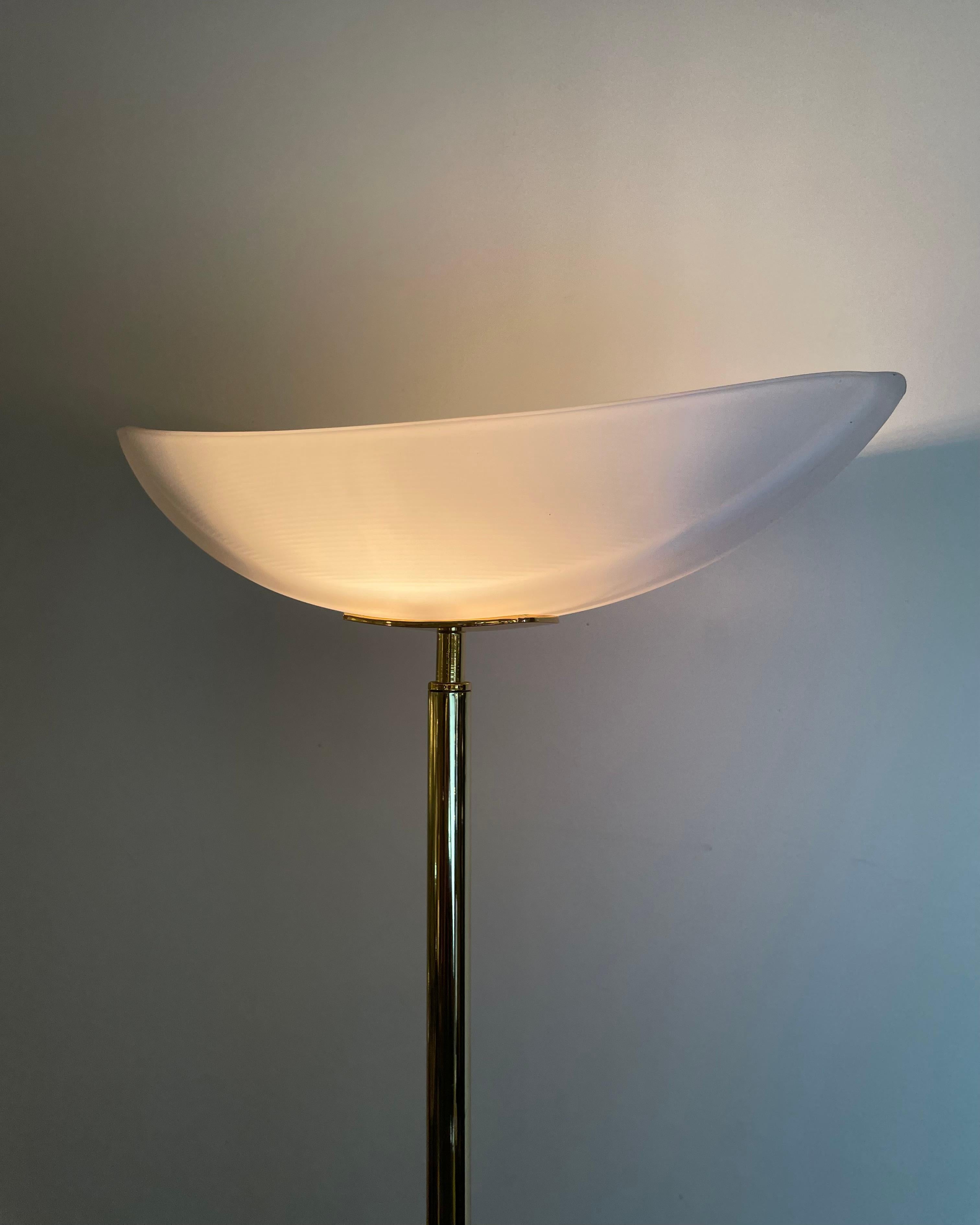 Brass & Opaline Floor Lamp by Milan, Spain, 1980s In Good Condition For Sale In Brussel, BE