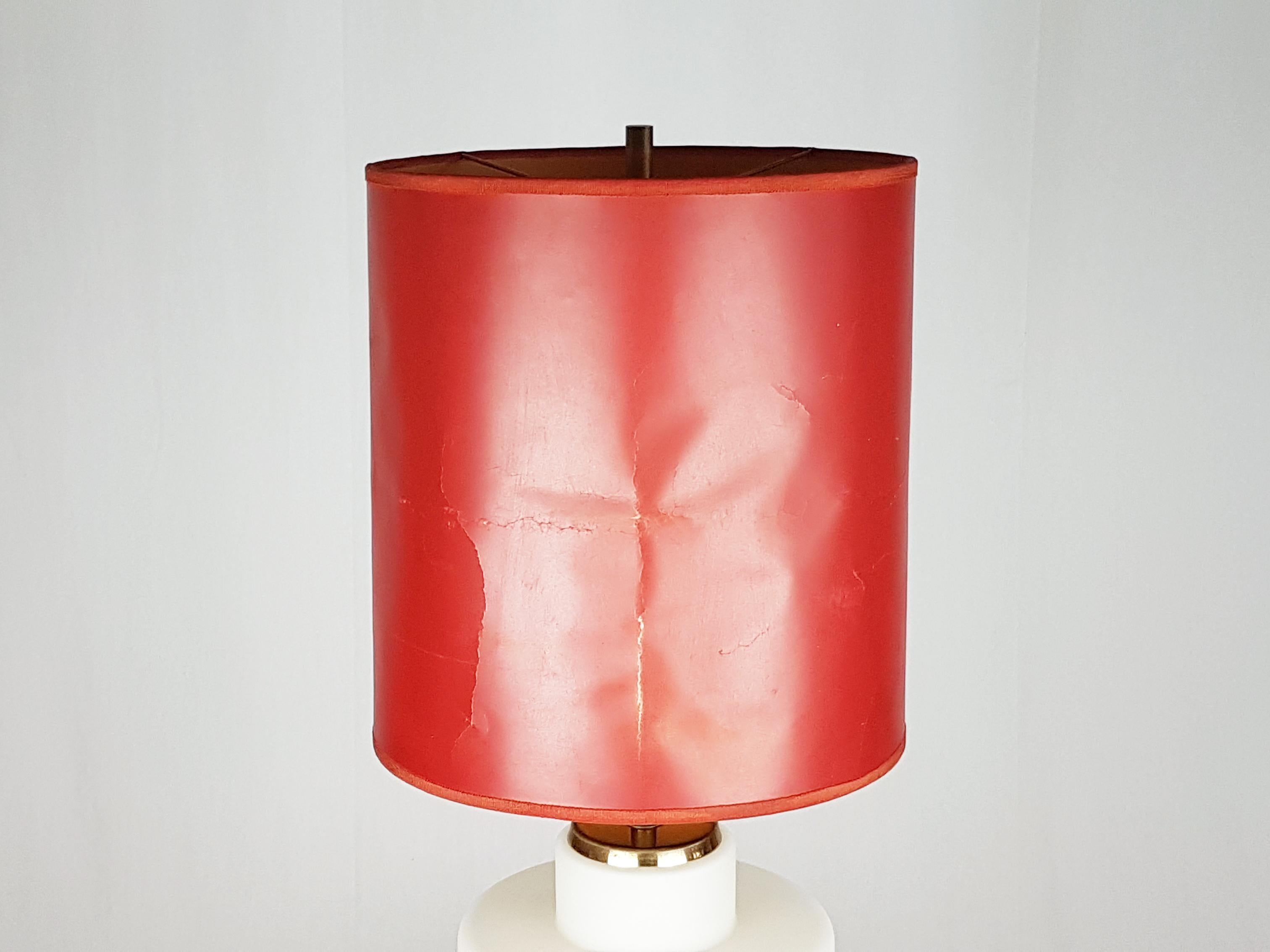 3 Lichter-Tischlampe aus Messing und Opalglas von Stilnovo aus dem Jahr 1959 mit rotem Papierschirm im Zustand „Gut“ im Angebot in Varese, Lombardia
