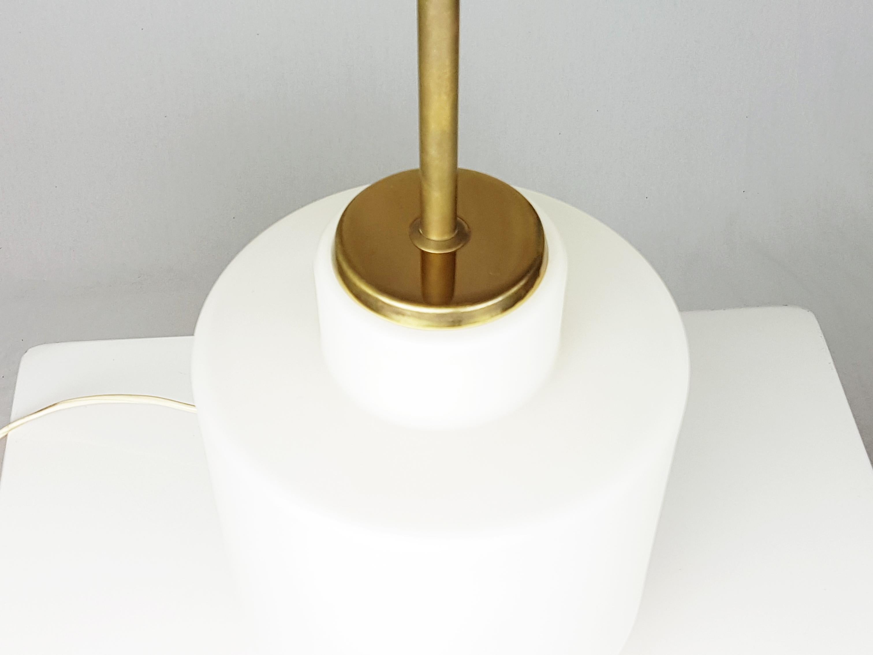 Brass & Opaline Glass 3 Lights 1959 Table Lamp by Stilnovo with Red Paper Shade In Good Condition For Sale In Varese, Lombardia