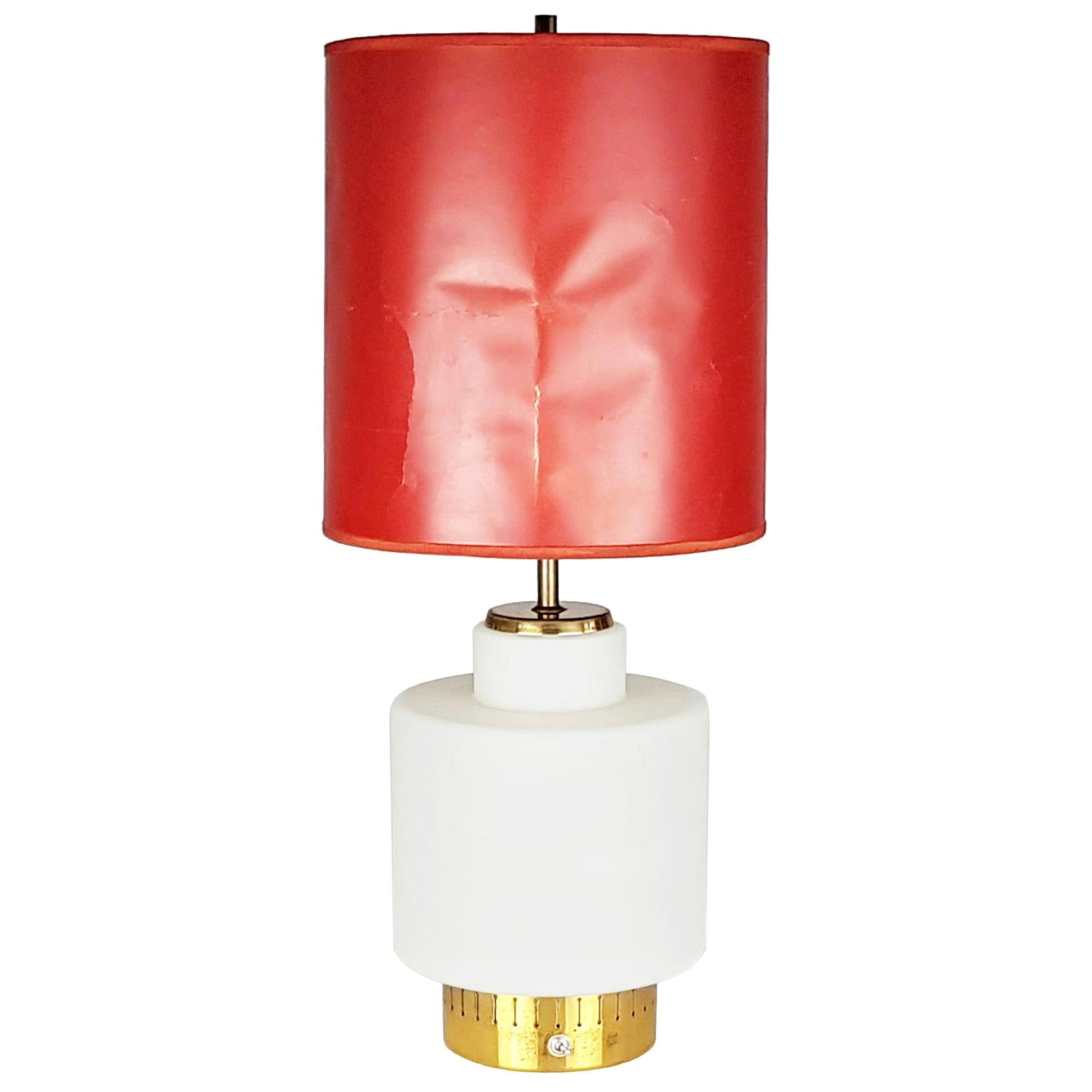 Lampada da tavolo a 3 luci 1959 in ottone e vetro opalino di Stilnovo con paralume in carta rossa
