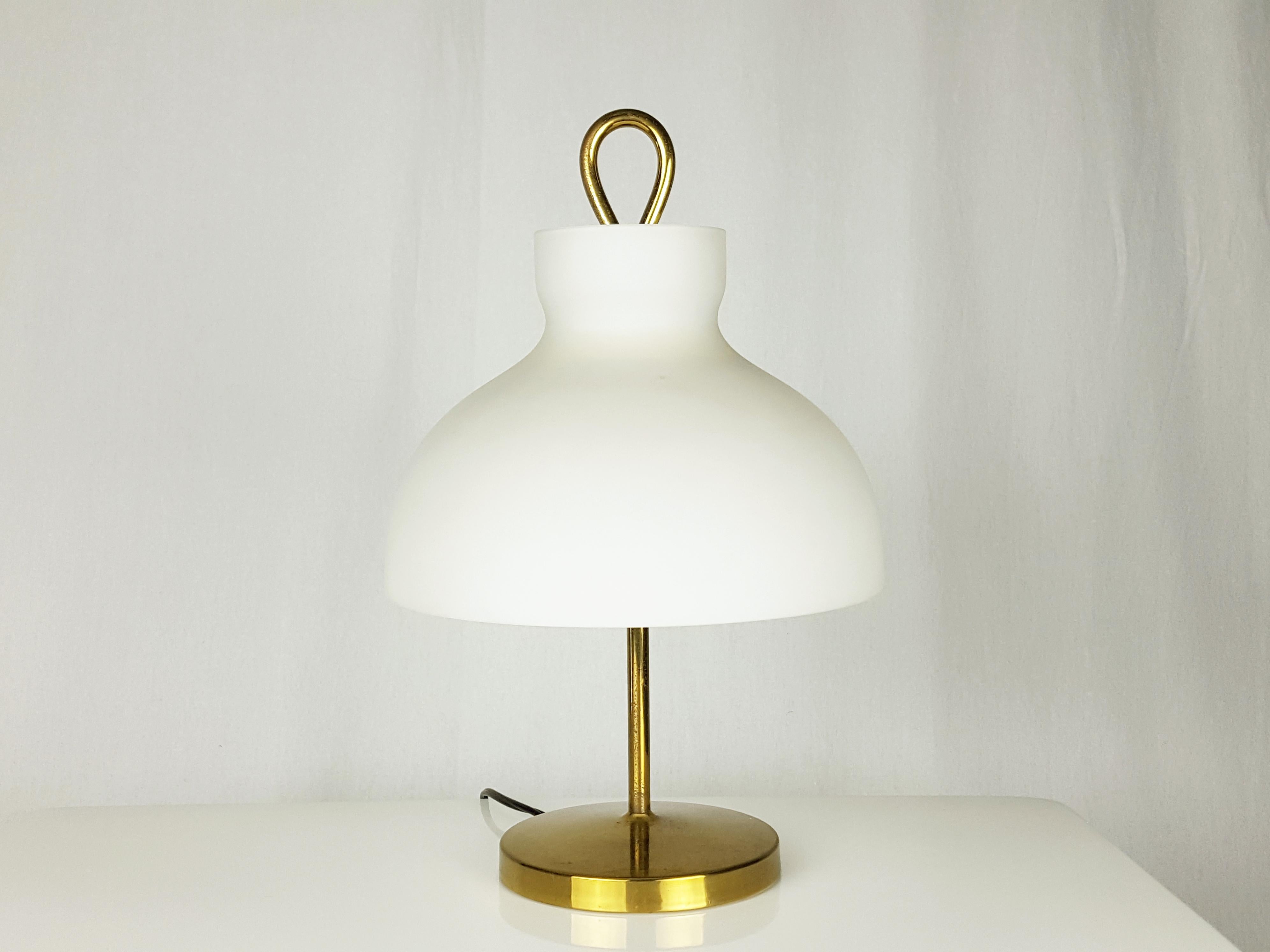 Brass & Opaline Glass 1950s LTA3 Arenzano Table Lamp 'Small Version' by Gardella In Good Condition In Varese, Lombardia