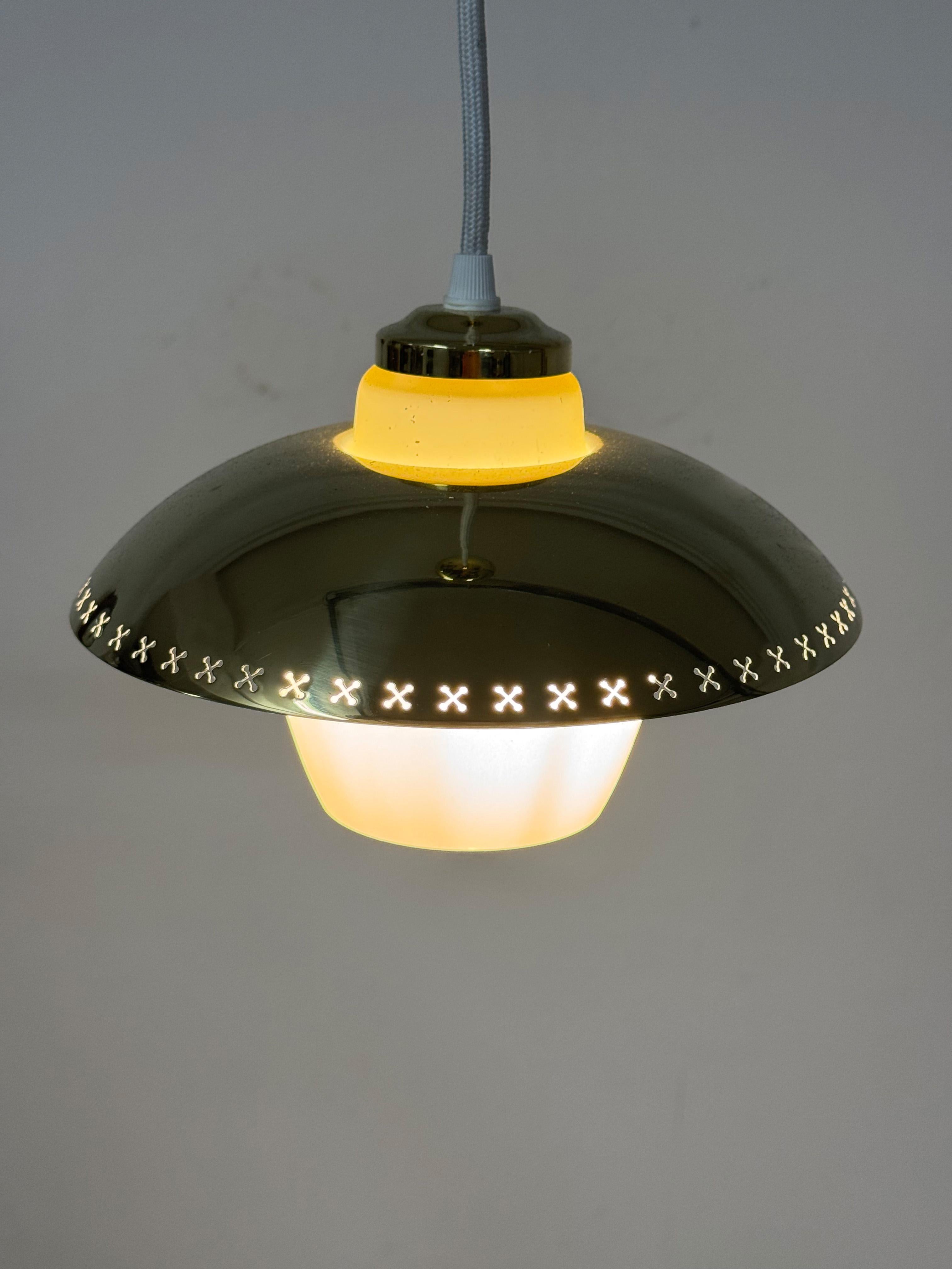 Pendelleuchte aus Messing und Opalglas, gebogen, Karlby für Fog & Mrup im Angebot 5