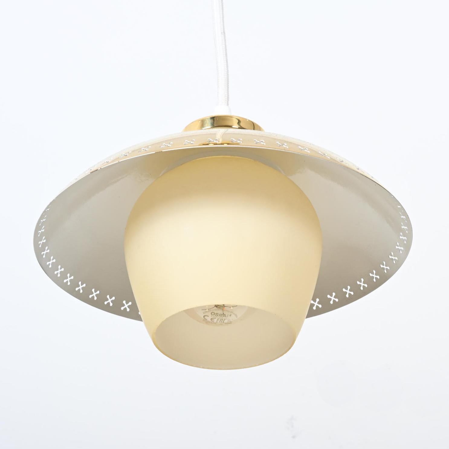 Opalglasschirm mit Messingelement, ausgestattet mit einer E27-Fassung.
Entworfen von Bent Karlby und hergestellt von Fog & Mørup in den 1950er Jahren.