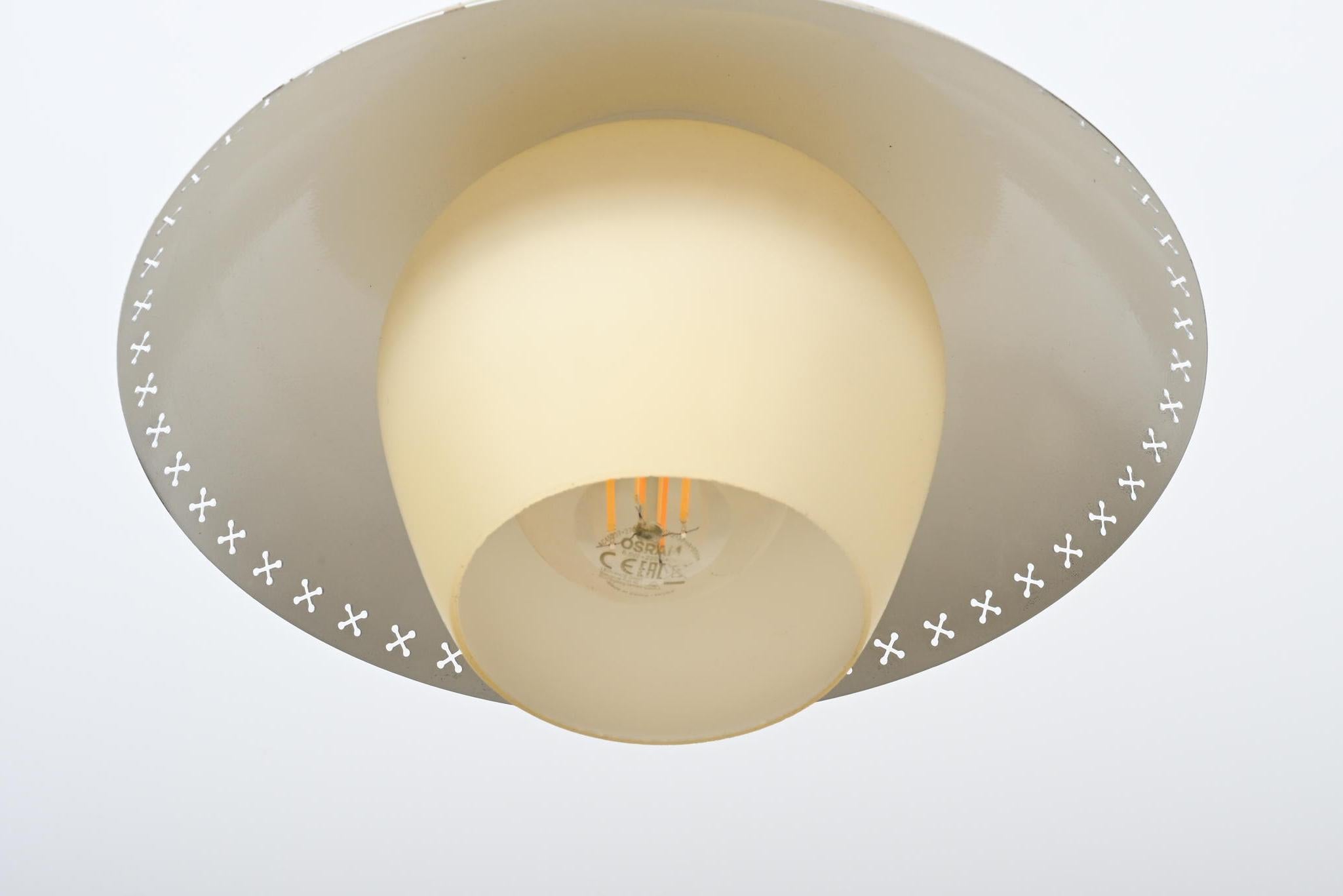 Pendelleuchte aus Messing und Opalglas, gebogen, Karlby für Fog & Mrup (Skandinavische Moderne) im Angebot
