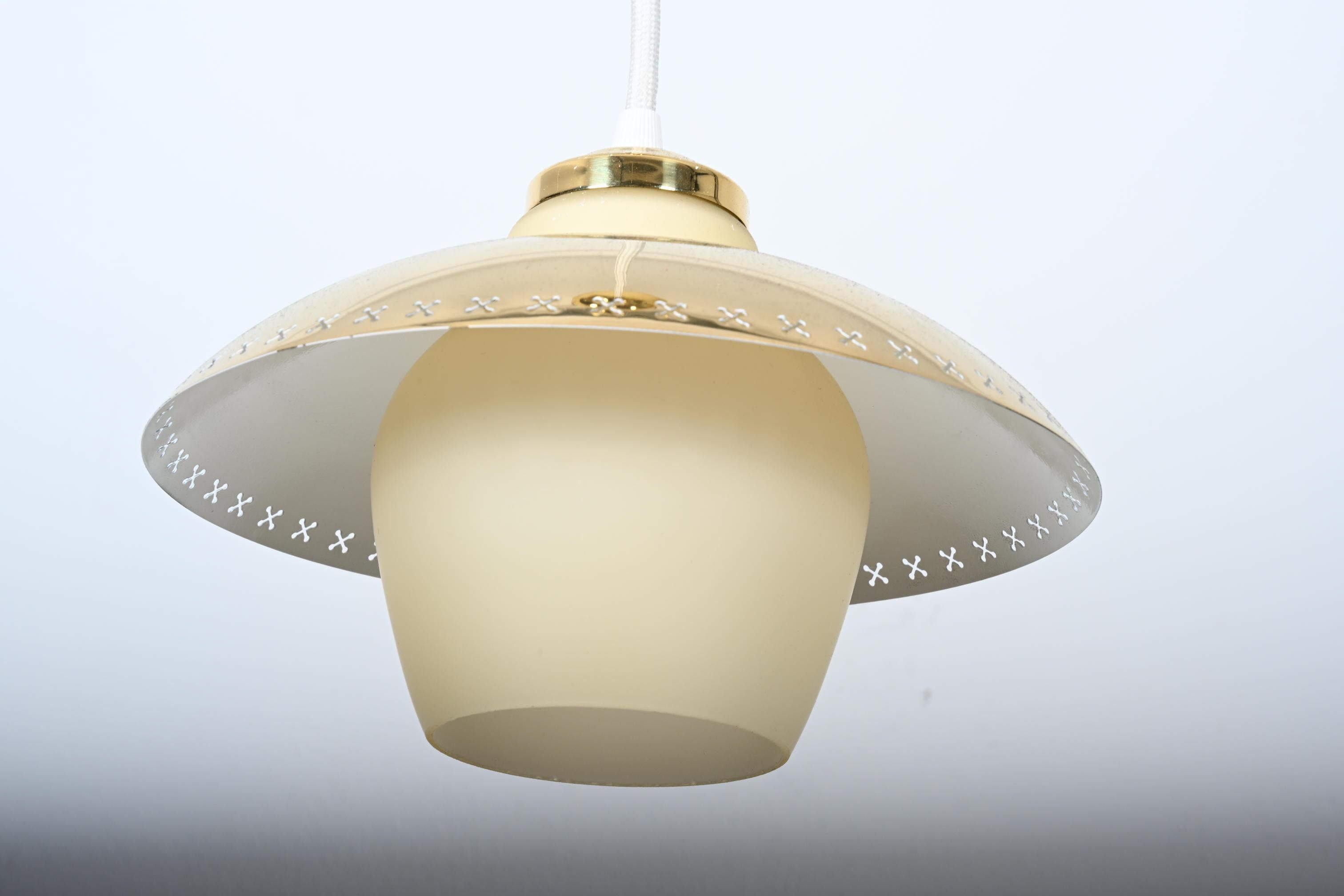 Pendelleuchte aus Messing und Opalglas, gebogen, Karlby für Fog & Mrup im Zustand „Gut“ im Angebot in Vienna, AT
