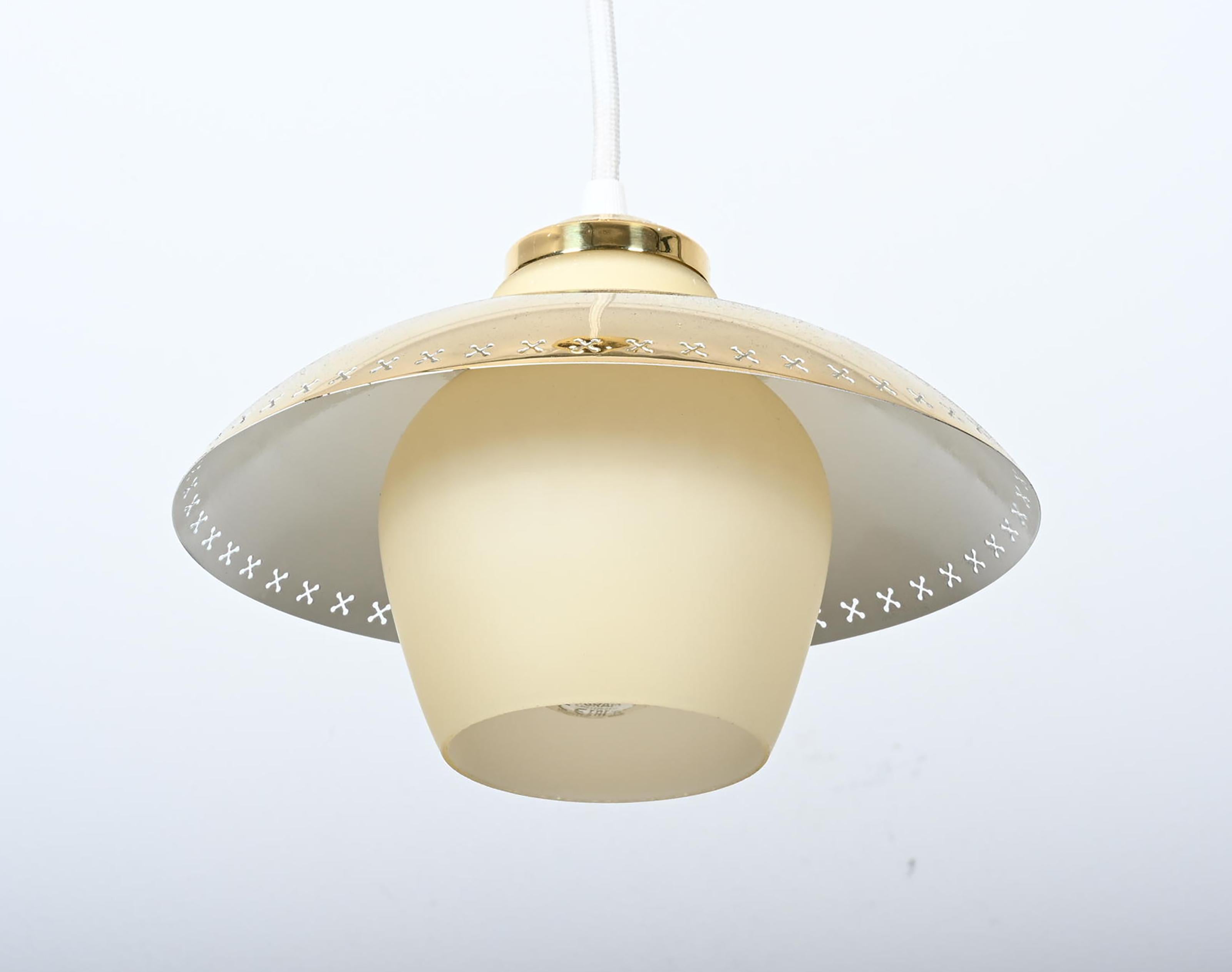 Pendelleuchte aus Messing und Opalglas, gebogen, Karlby für Fog & Mrup (Mitte des 20. Jahrhunderts) im Angebot