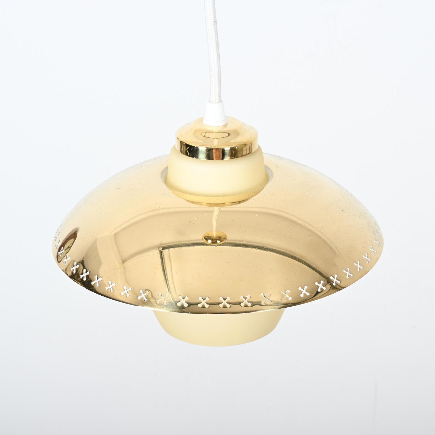 Pendelleuchte aus Messing und Opalglas, gebogen, Karlby für Fog & Mrup im Angebot 2