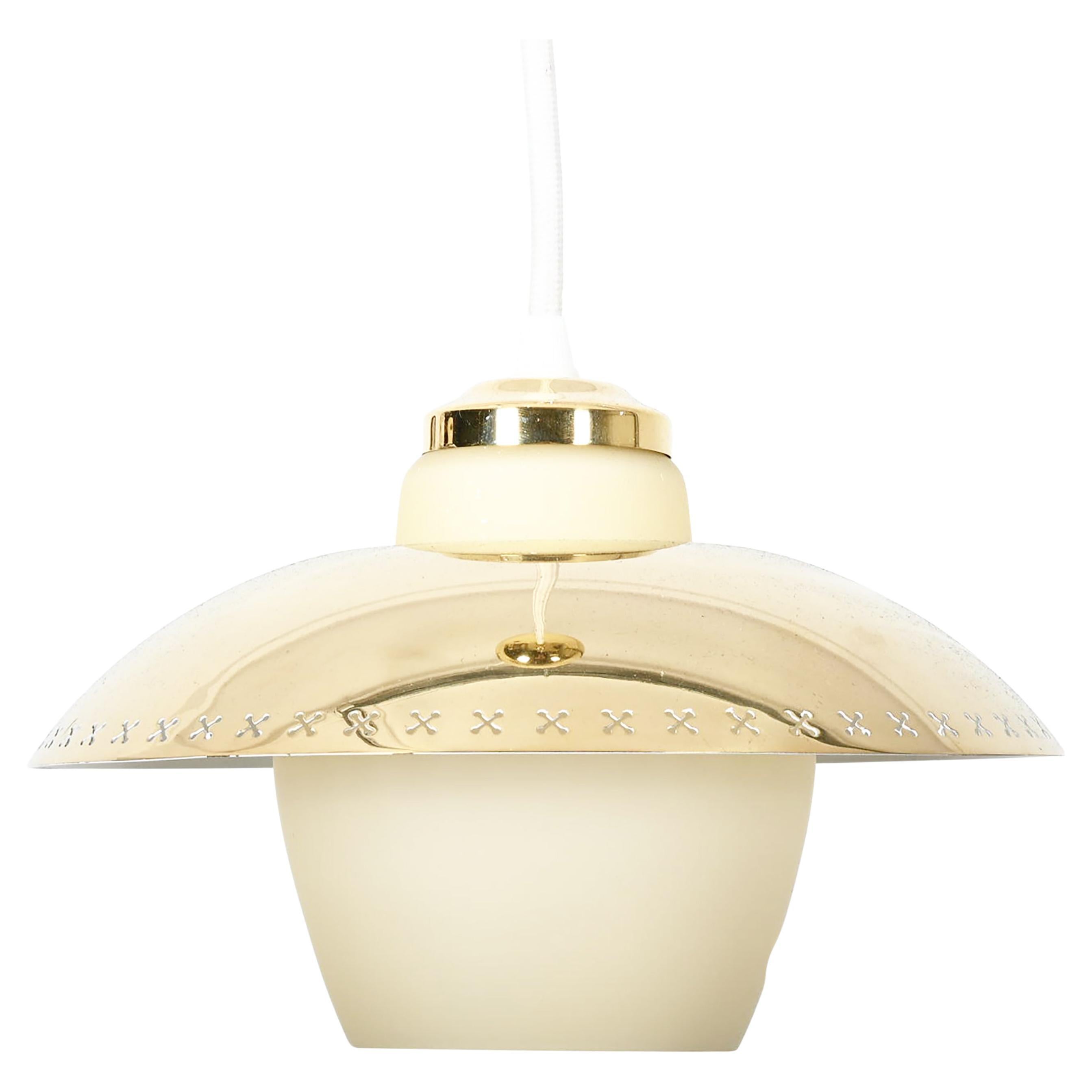 Lampada a sospensione in ottone e vetro opalino Bent Karlby per Fog & Mørup