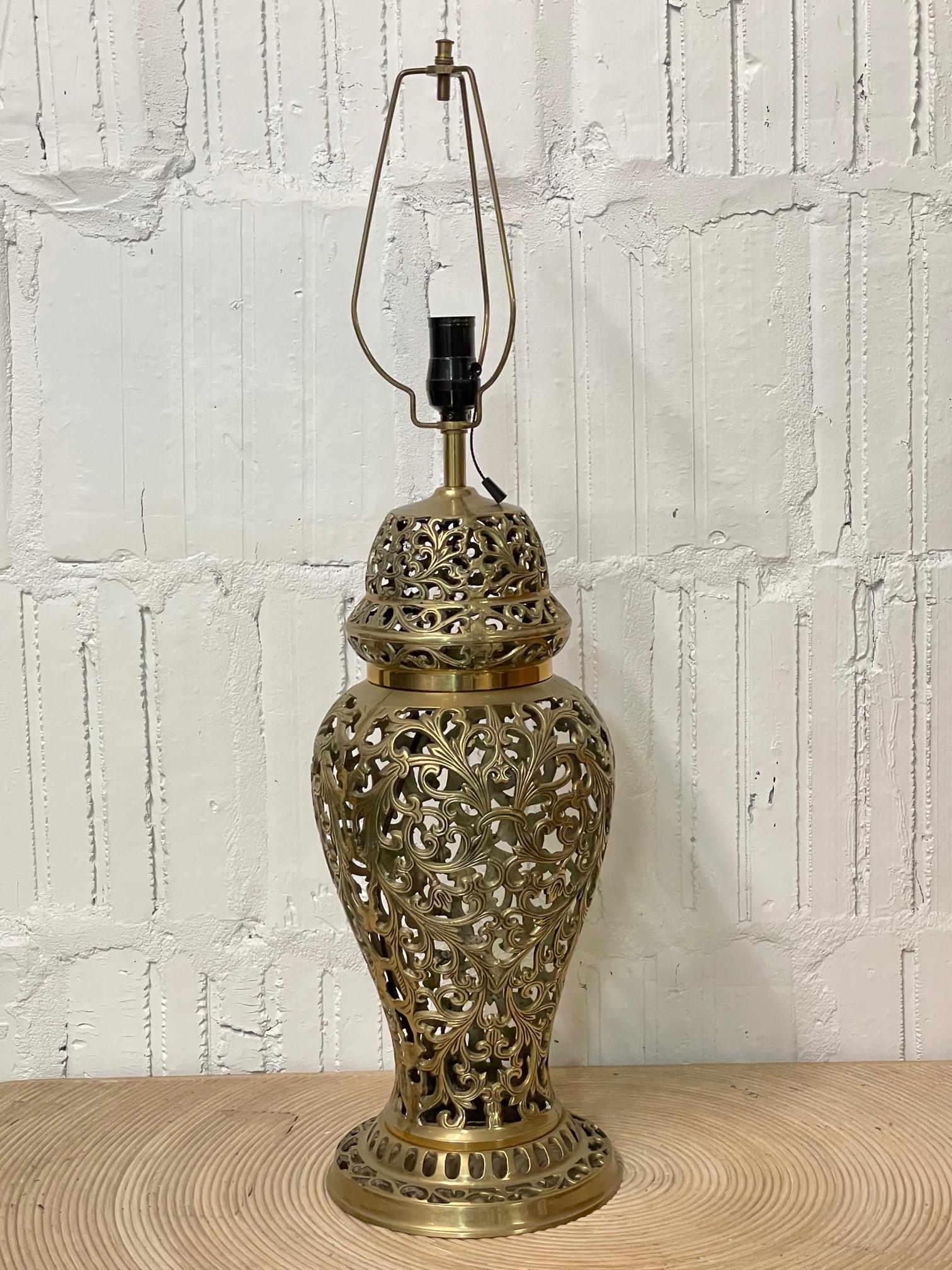La lampada da tavolo in ottone pesante presenta un design a traforo aperto con volute di foglie d'acanto in stile rococò. Si erge a 32